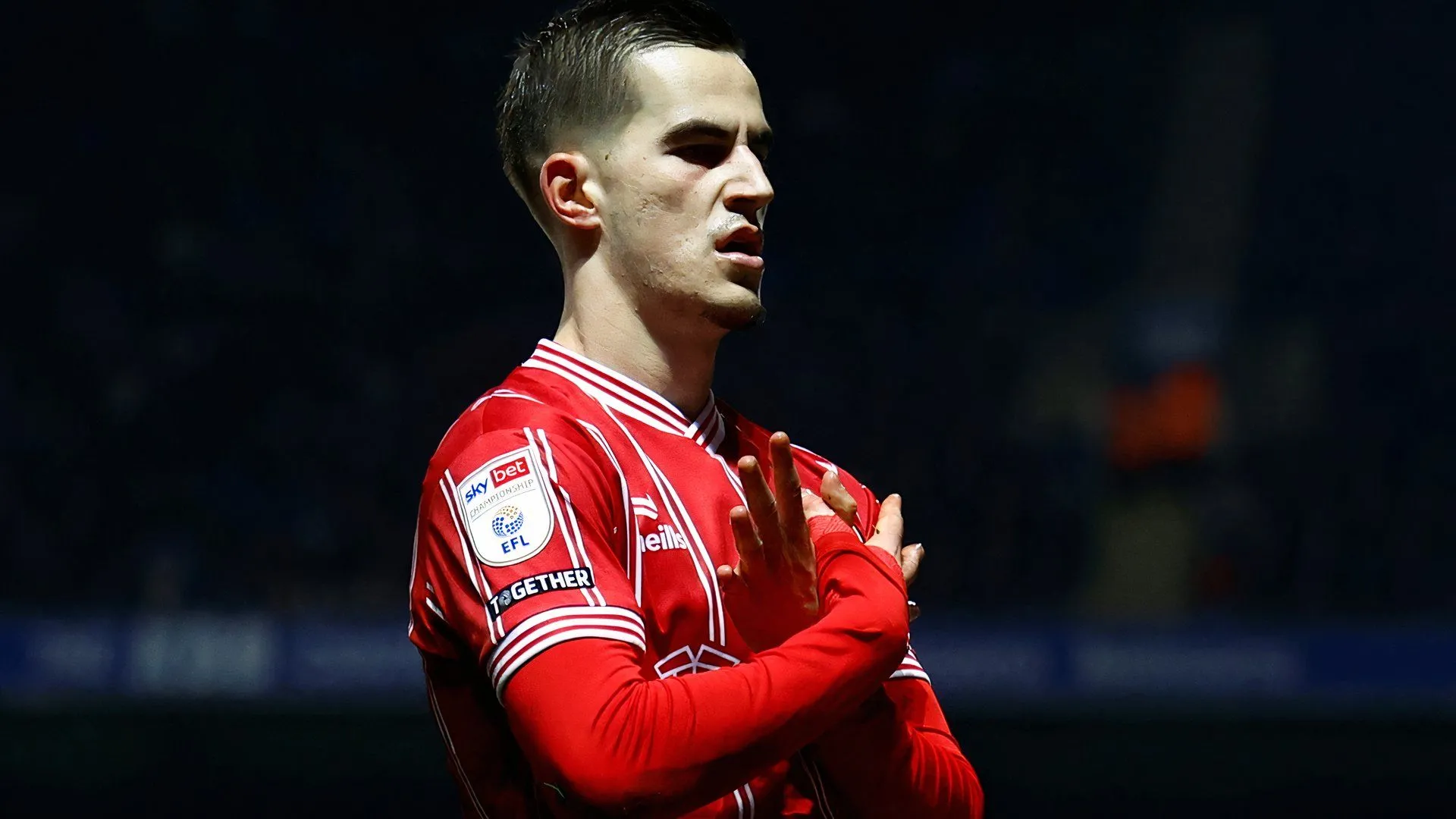 Anis Mehmeti ăn mừng bàn thắng: ngôi sao đang có 5 bàn và 3 kiến tạo cho Bristol City ở Championship