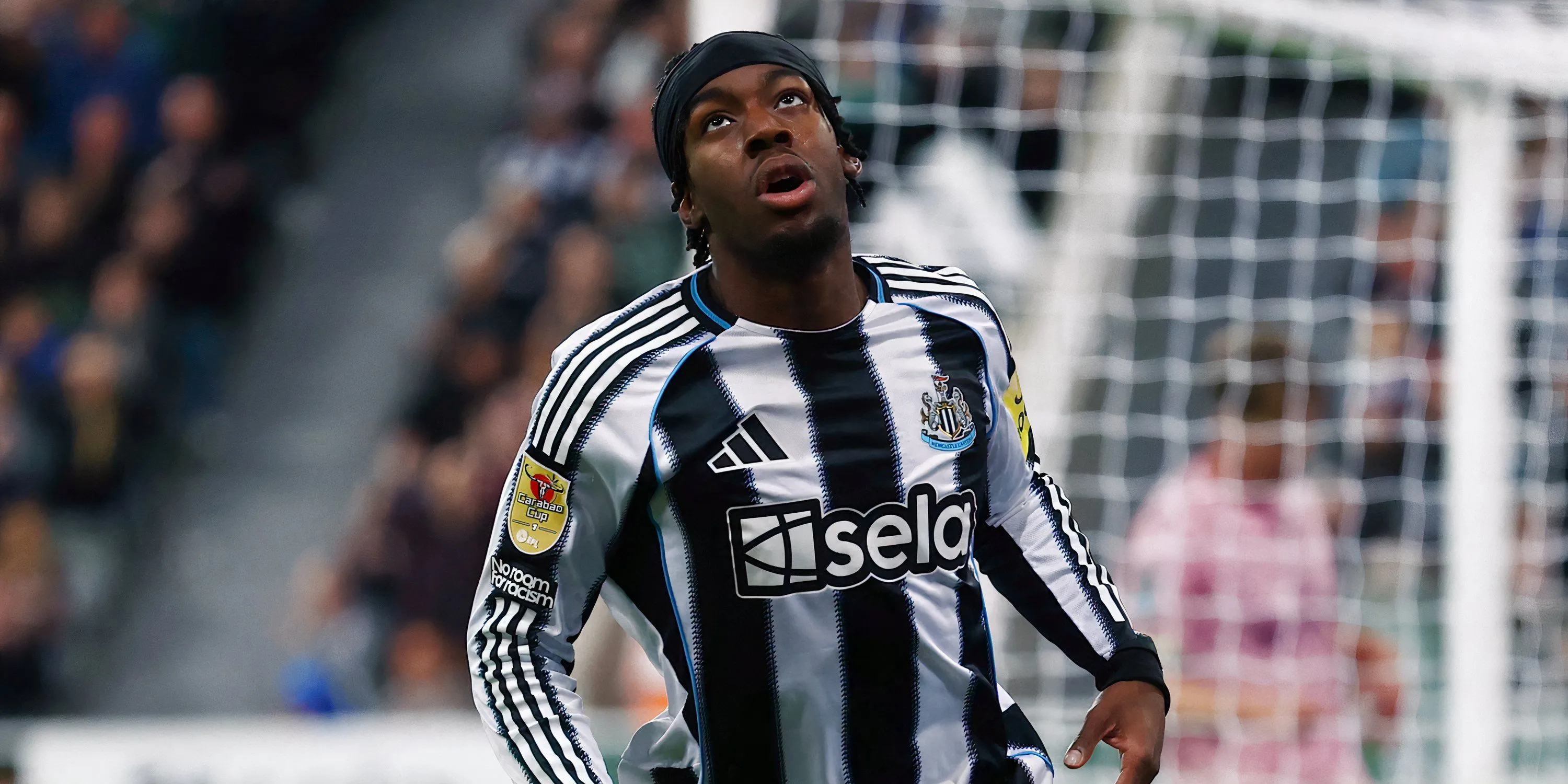 Anthony Elanga trong màu áo Newcastle, mải mê tấn công cánh phải