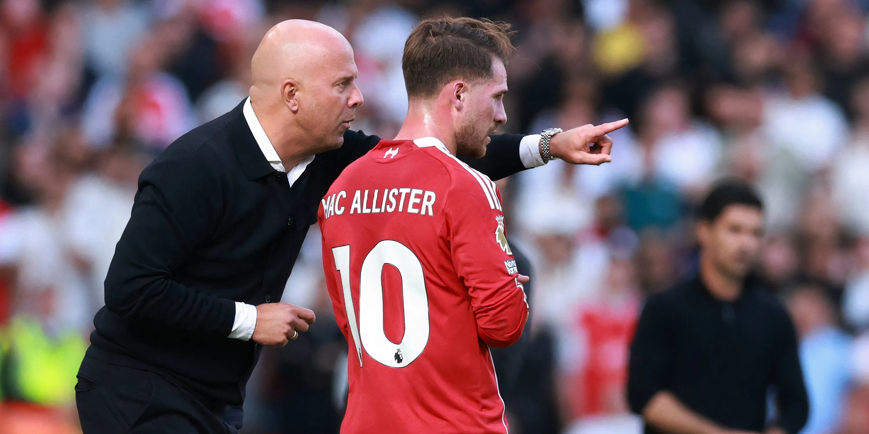 Arne Slot và Alexis Mac Allister trong buổi tập, biểu tượng tầm quan trọng nơi hàng tiền vệ Liverpool