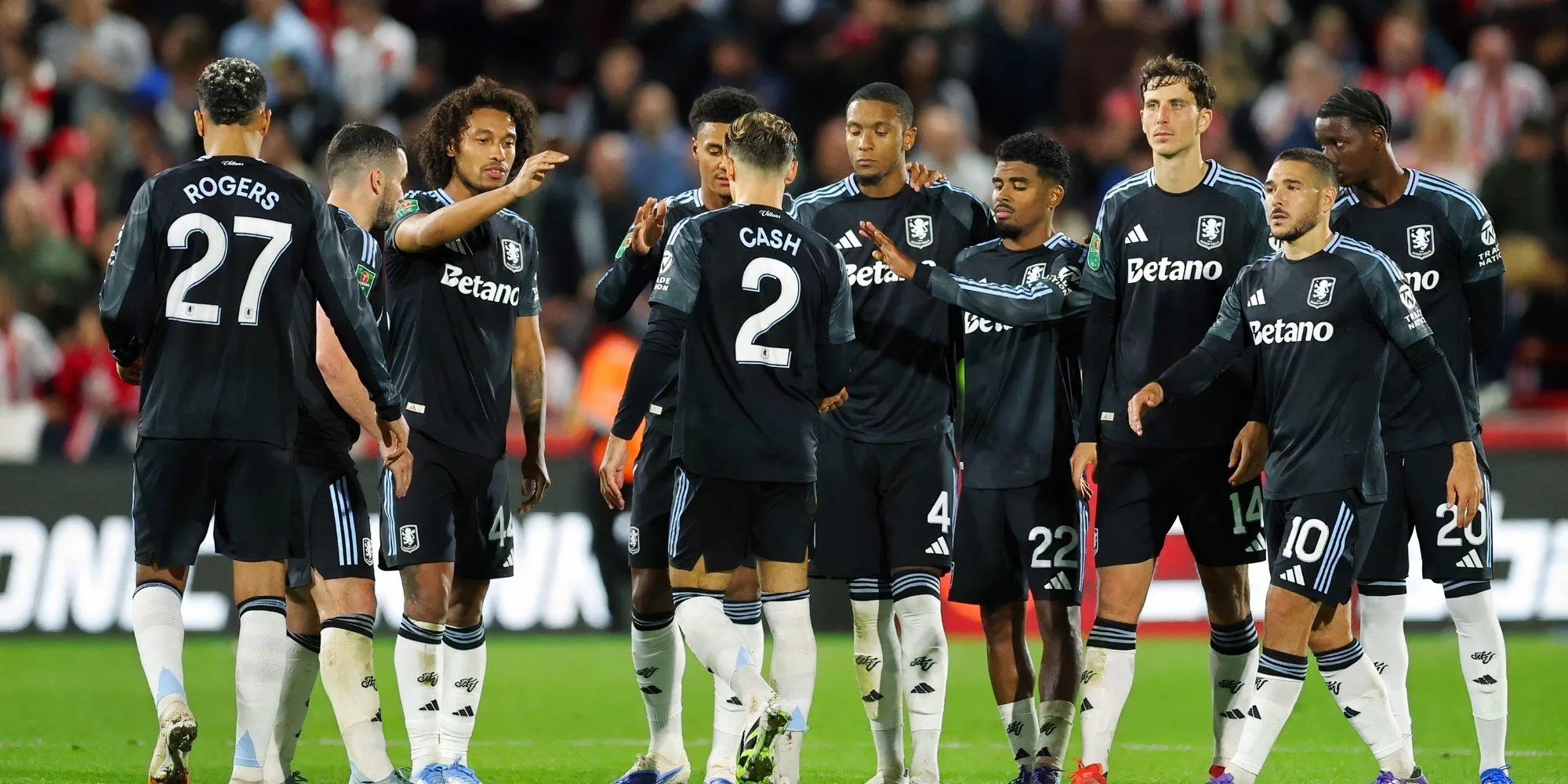 Aston Villa trên sân, khoảnh khắc căng thẳng trong trận đấu Premier League