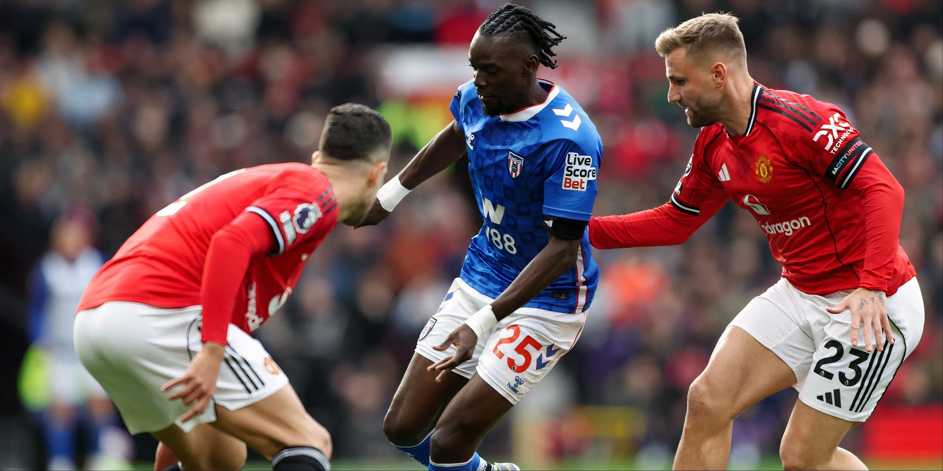 Bertrand Traore trên sân với thống kê kém trong trận gặp Wolves, áp lực cạnh tranh từ đồng đội