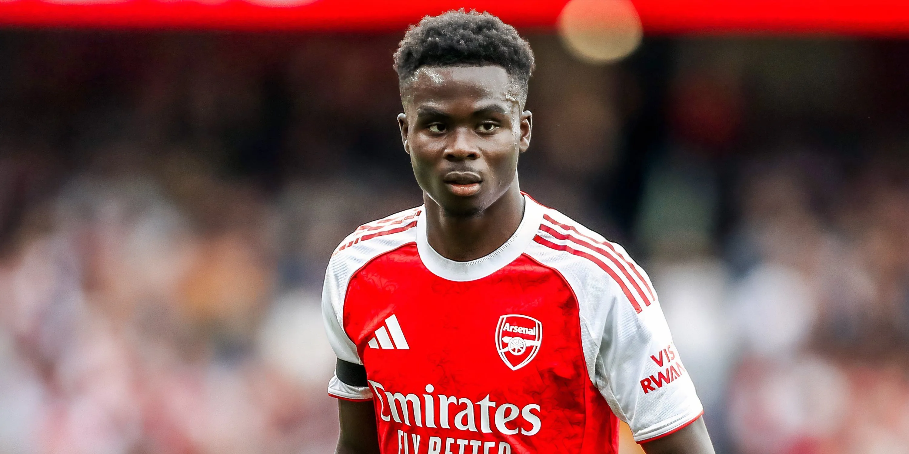 Bukayo Saka thi đấu cho Arsenal — hình ảnh liên quan tới doanh thu trận nhà và giá trị thương mại