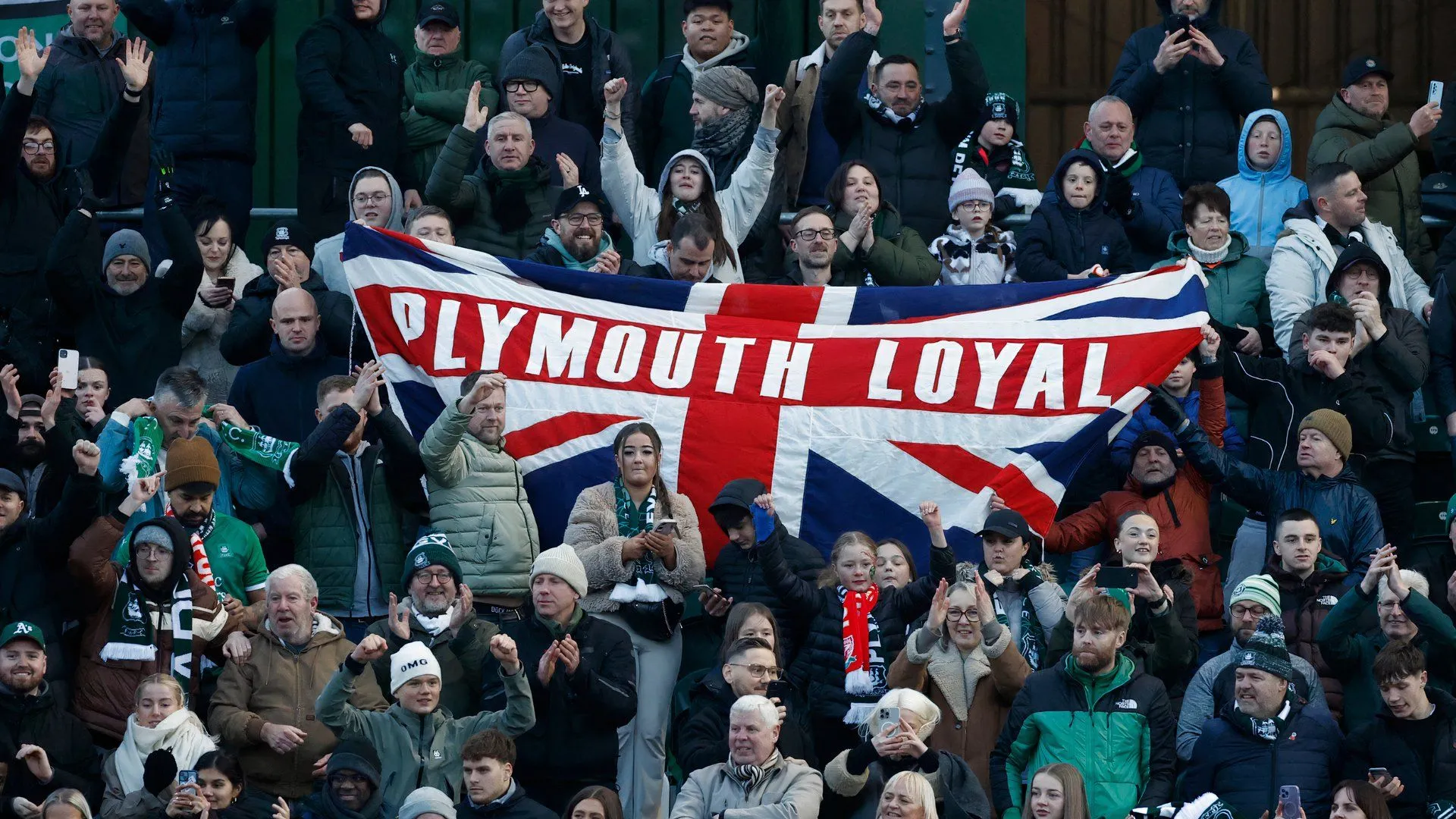 CĐV Plymouth Argyle giận dữ trên khán đài, hô vang đòi thay đổi ban lãnh đạo