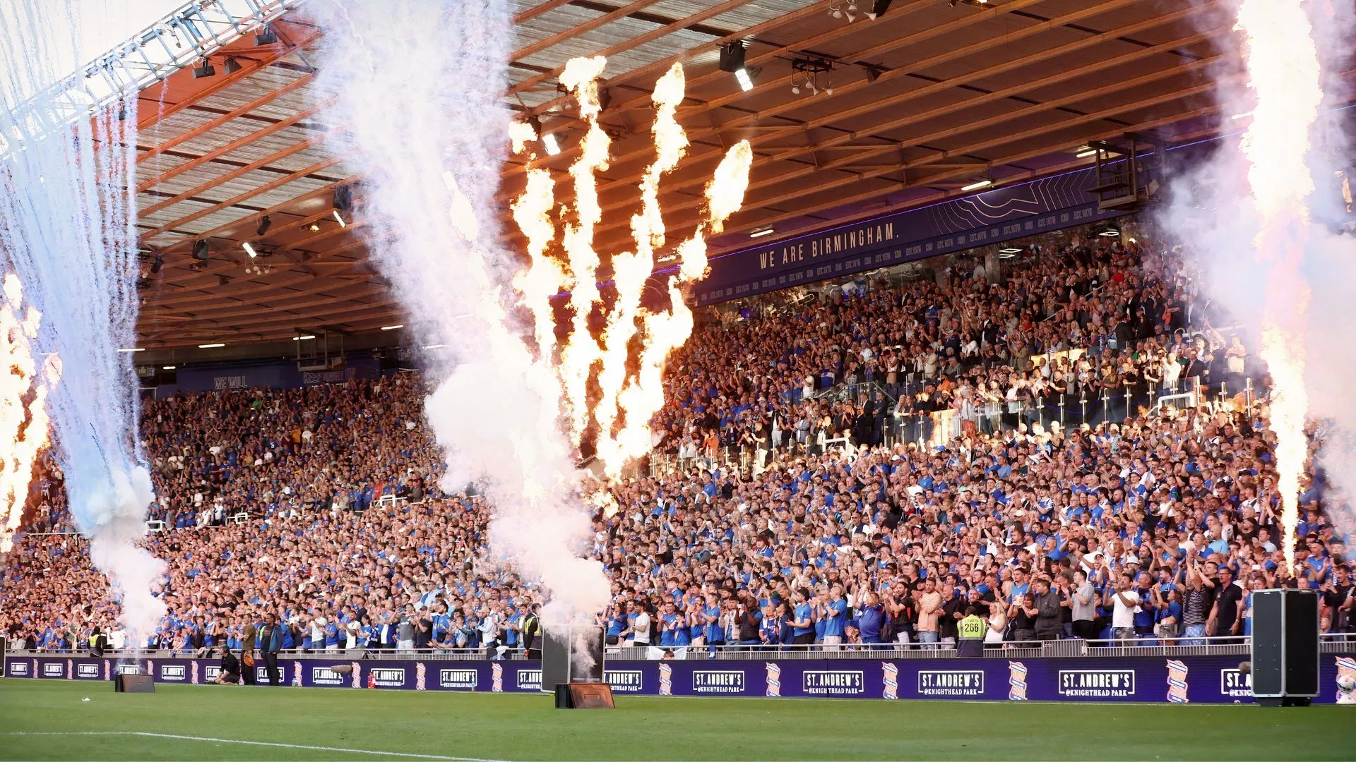 Cổ động viên Birmingham City tạo bầu không khí sục sôi tại St Andrew's