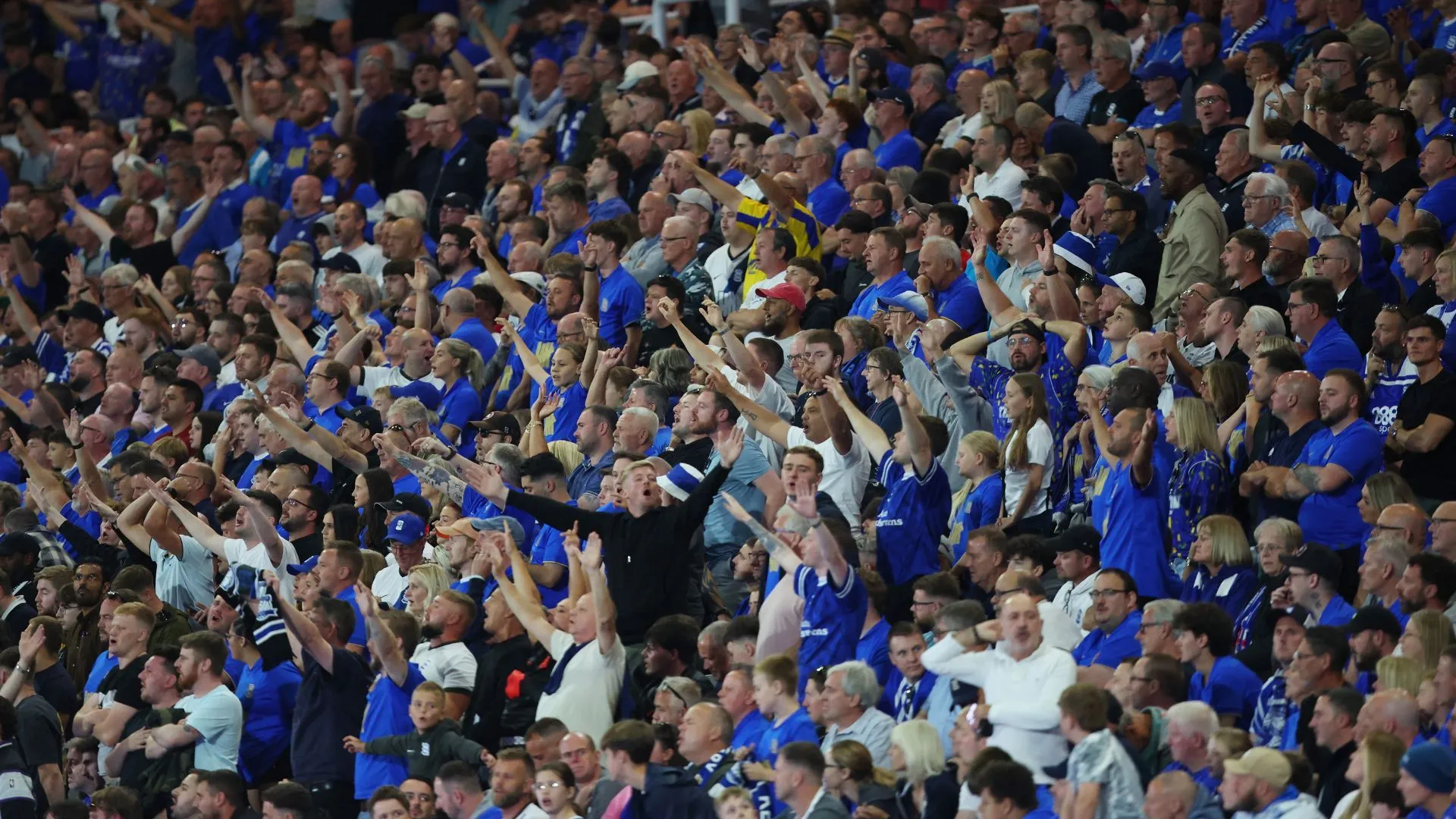 Cổ động viên Birmingham City trên khán đài St Andrew's — hình ảnh nhắc nhở về nhiệm vụ kết nối đội bóng với thành phố
