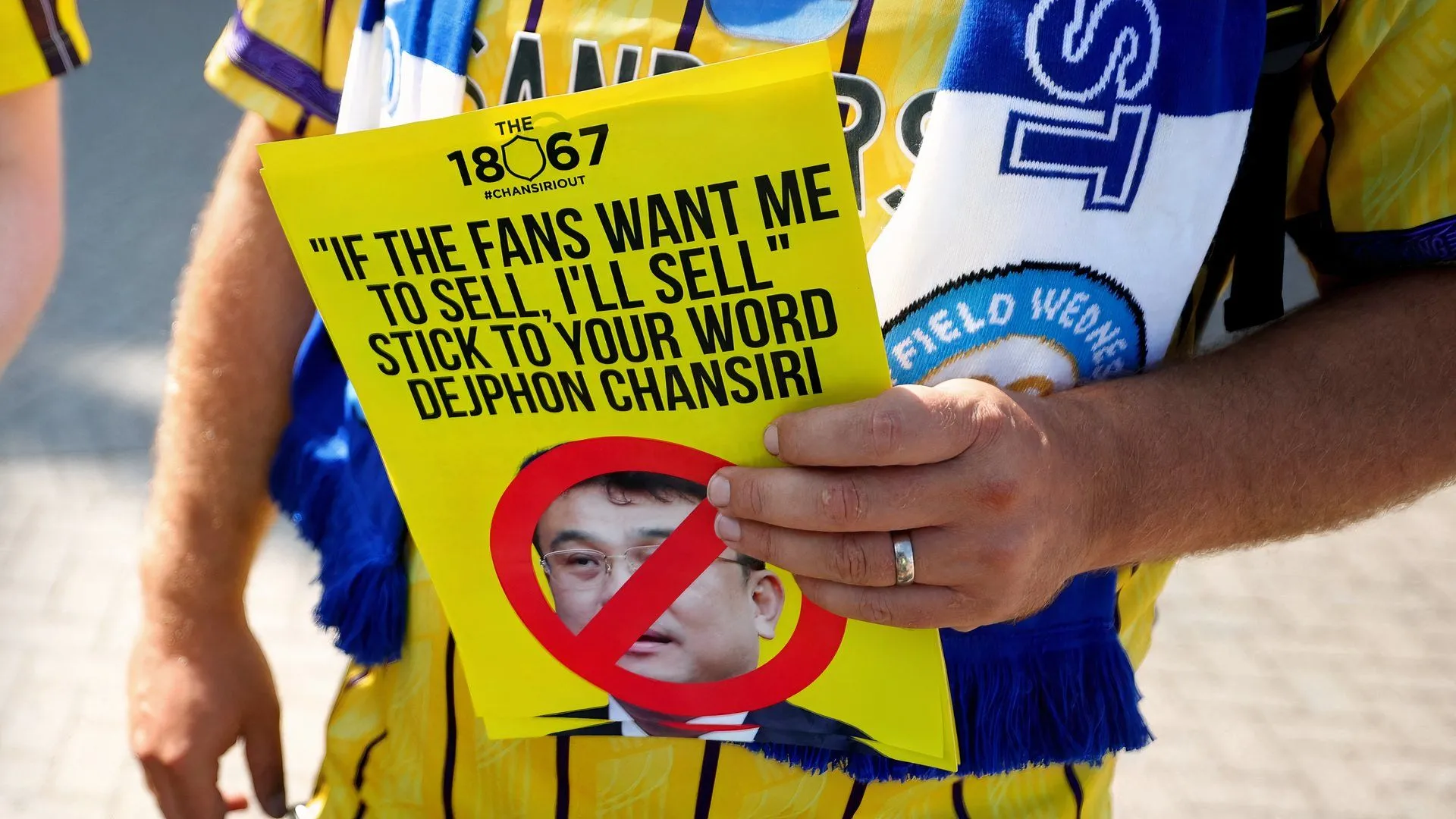 Cổ động viên Sheffield Wednesday cầm tờ rơi biểu tình phản đối chủ sở hữu Dejphon Chansiri