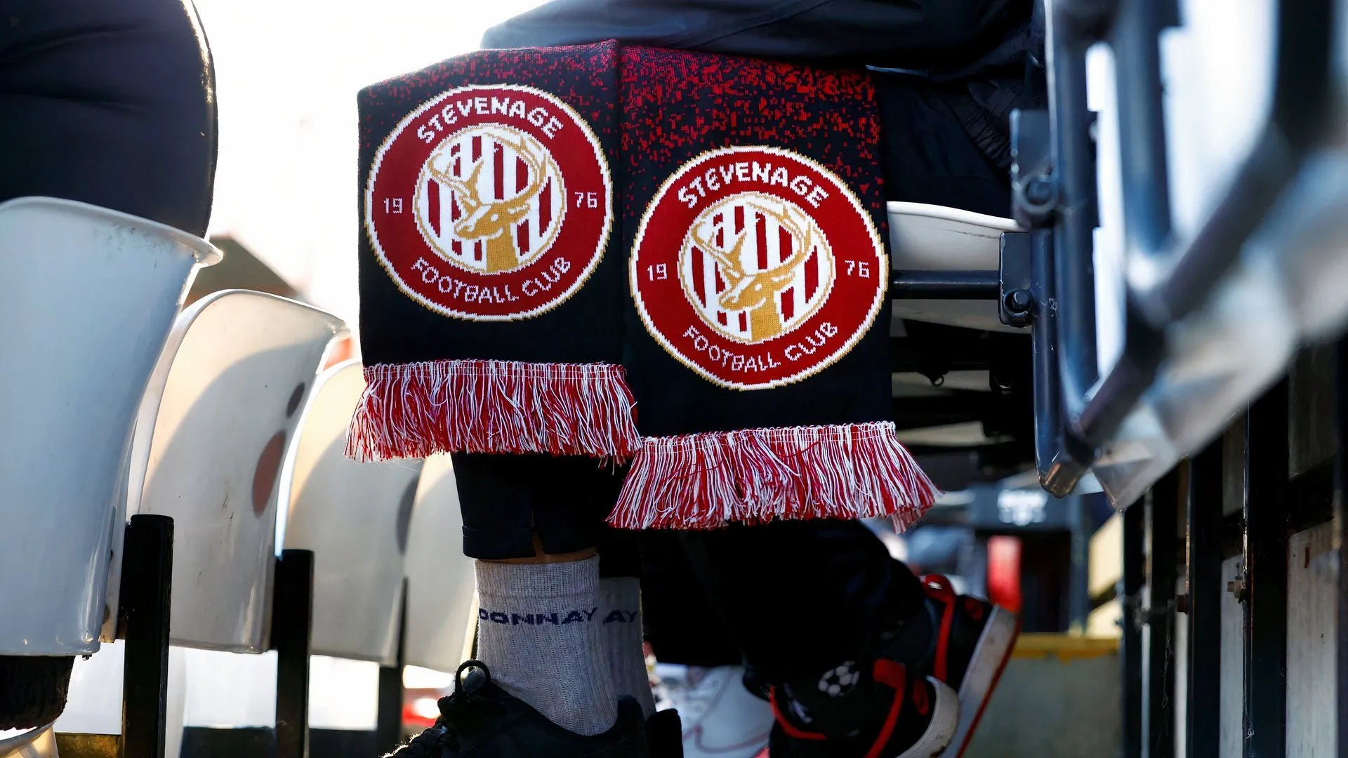 Cổ động viên Stevenage giơ khăn, kỳ vọng CLB tăng cường đội hình mùa Đông