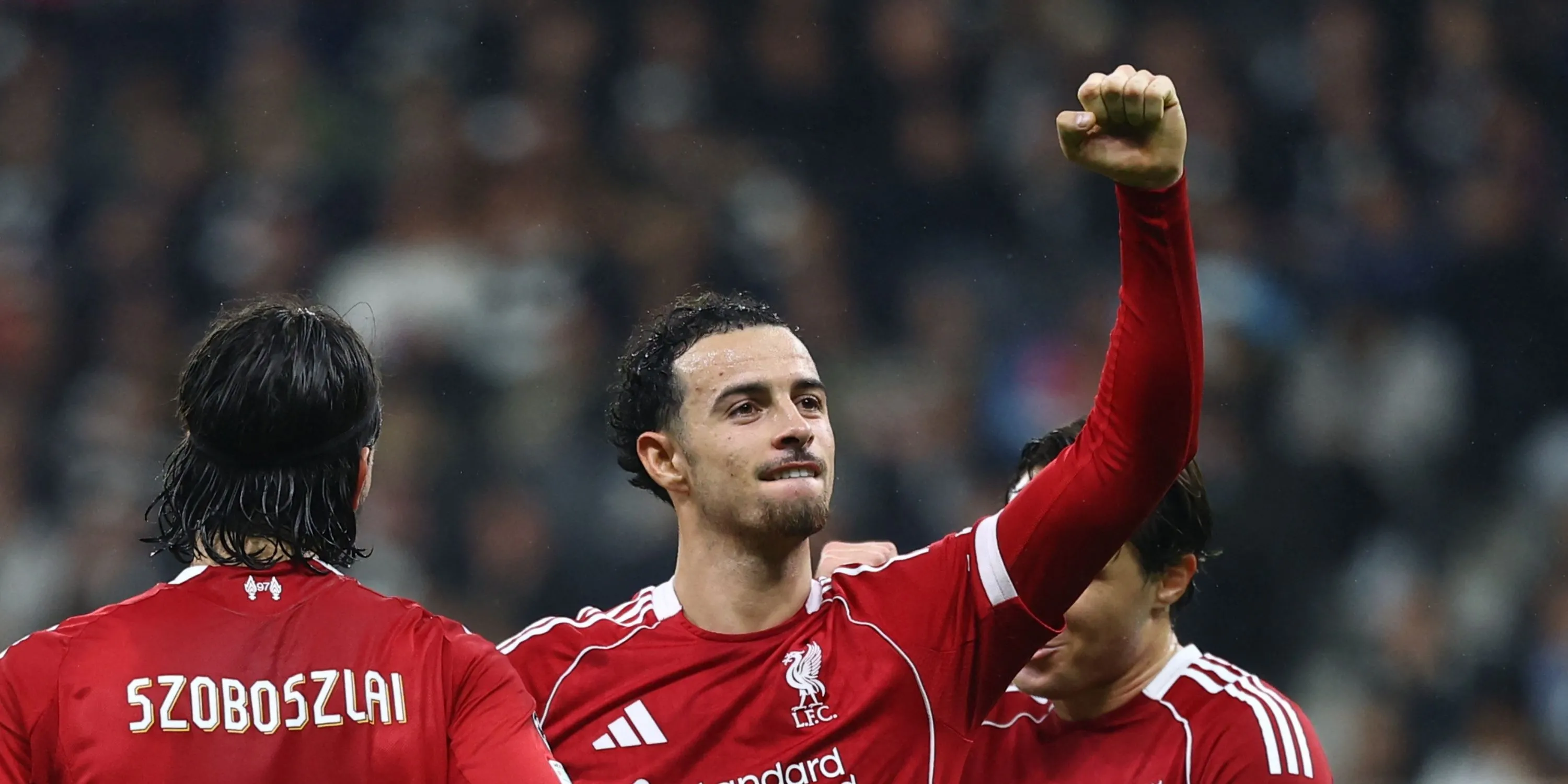 Curtis Jones trong màu áo Liverpool, biểu tượng của tương lai và phong cách chơi có chiều sâu