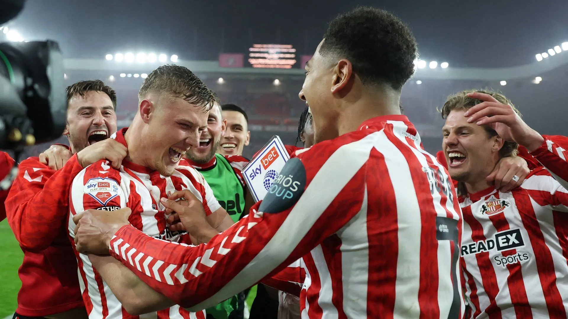 Dan Ballard ăn mừng cùng đồng đội, minh họa cho so sánh mức lương giữa các cầu thủ Ipswich và Sunderland