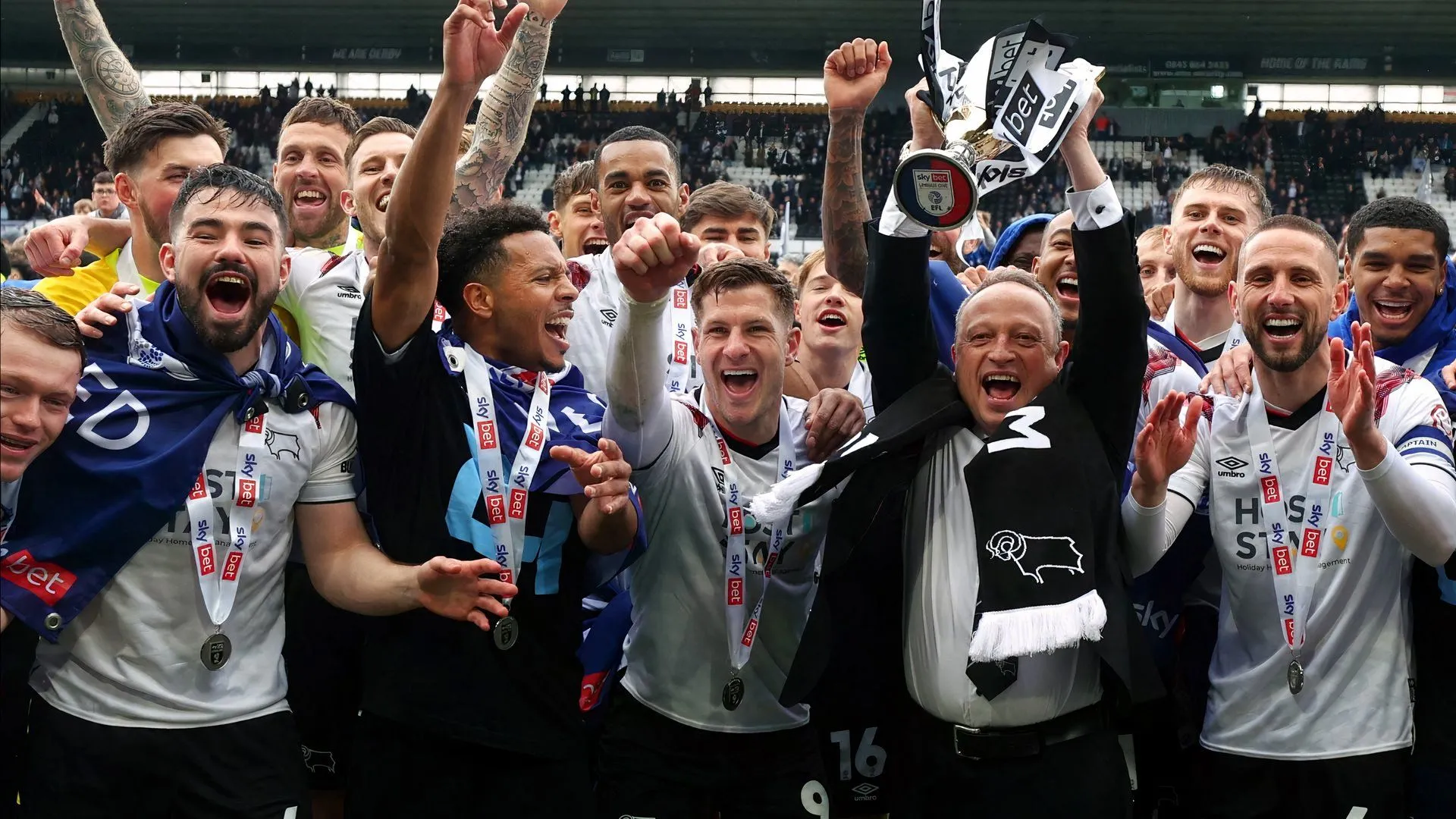 David Clowes được ghi nhận đã đầu tư cứu Derby County và tiếp tục phát triển đội bóng