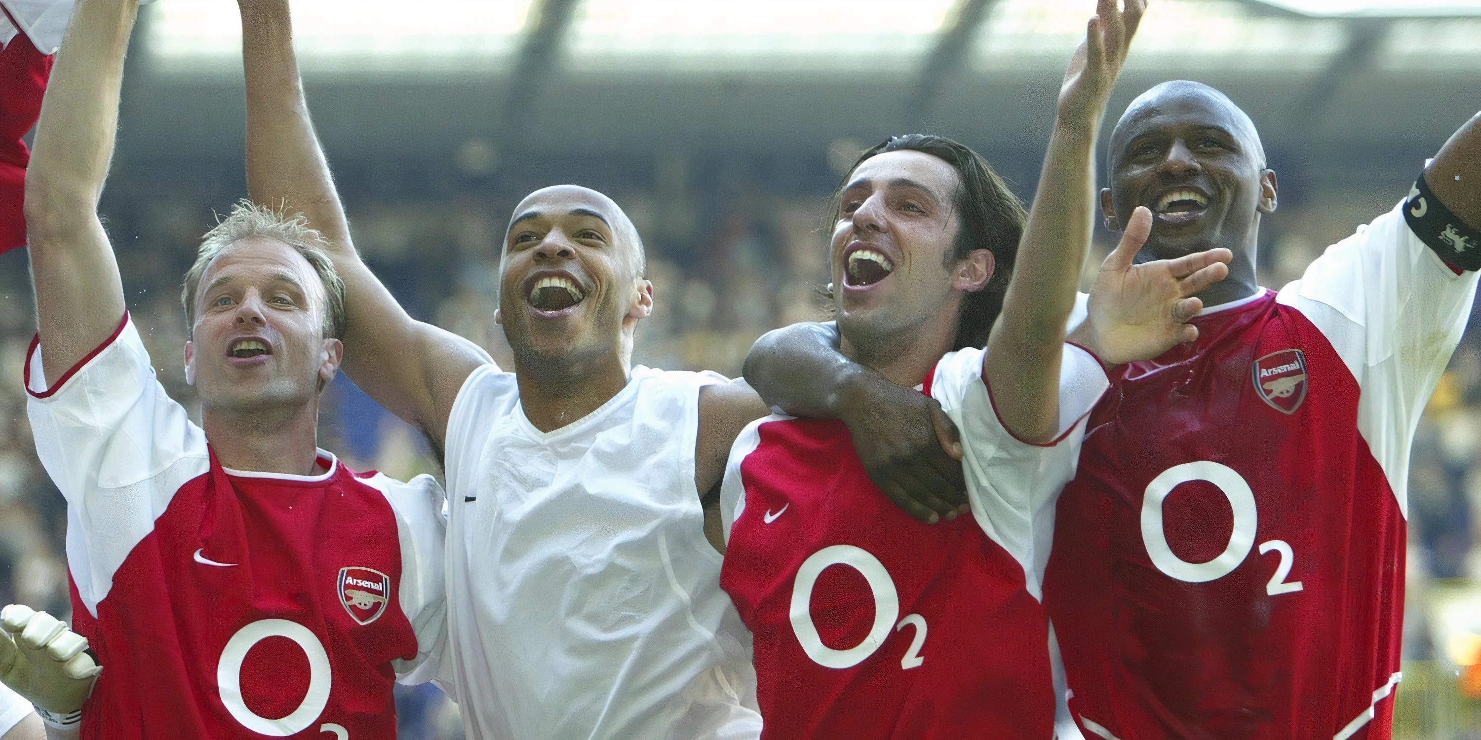 Dennis Bergkamp và Thierry Henry trong màu áo Arsenal, biểu tượng bộ đôi tấn công một thời