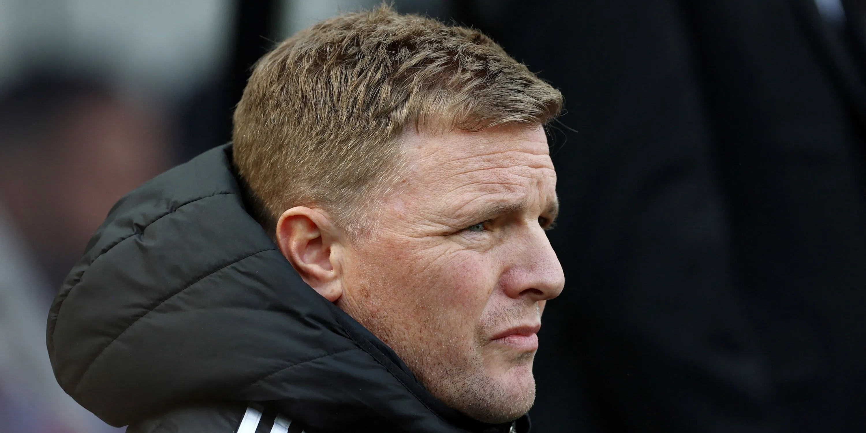 Eddie Howe trước trận đấu, biểu cảm tập trung
