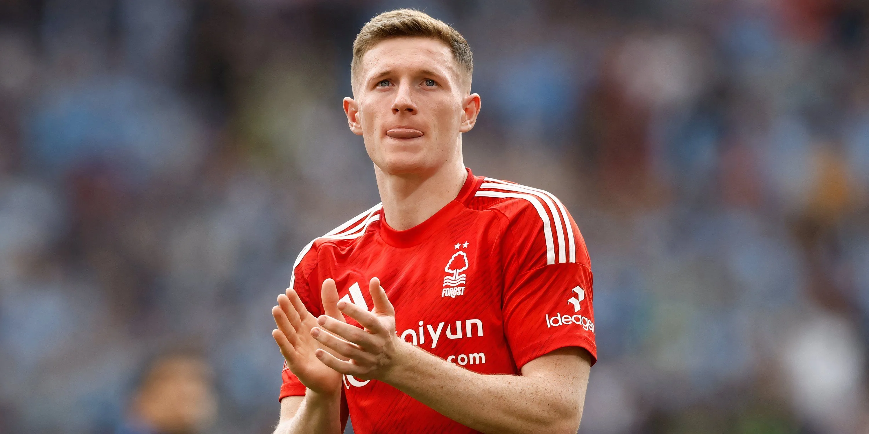 Elliot Anderson trong màu áo Nottingham Forest, tiền vệ trẻ được đánh giá cao và lọt vào tầm ngắm các ông lớn
