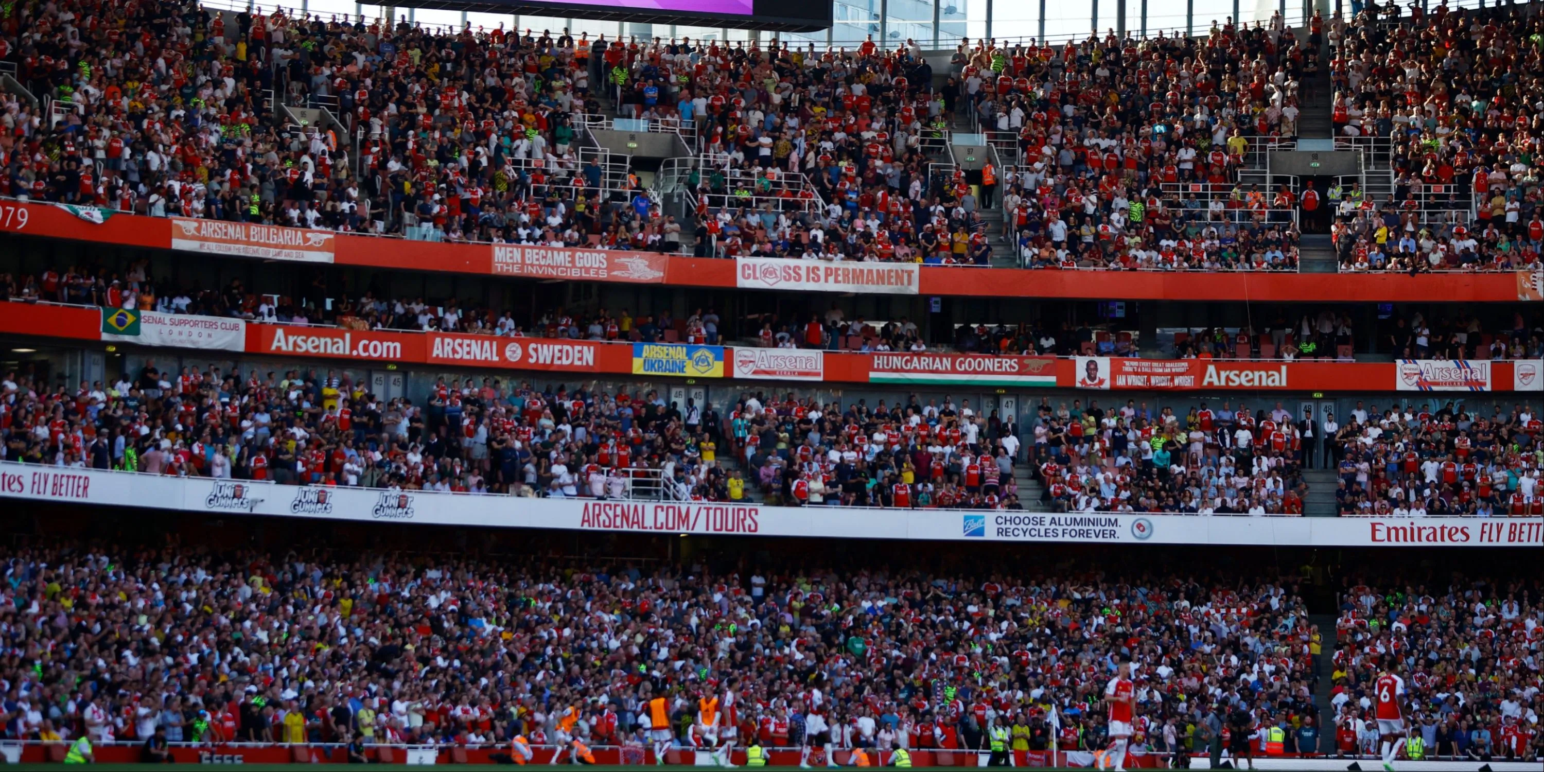 Emirates Stadium rực rỡ ánh sáng trong ngày Arsenal tiếp đón khán giả nhà