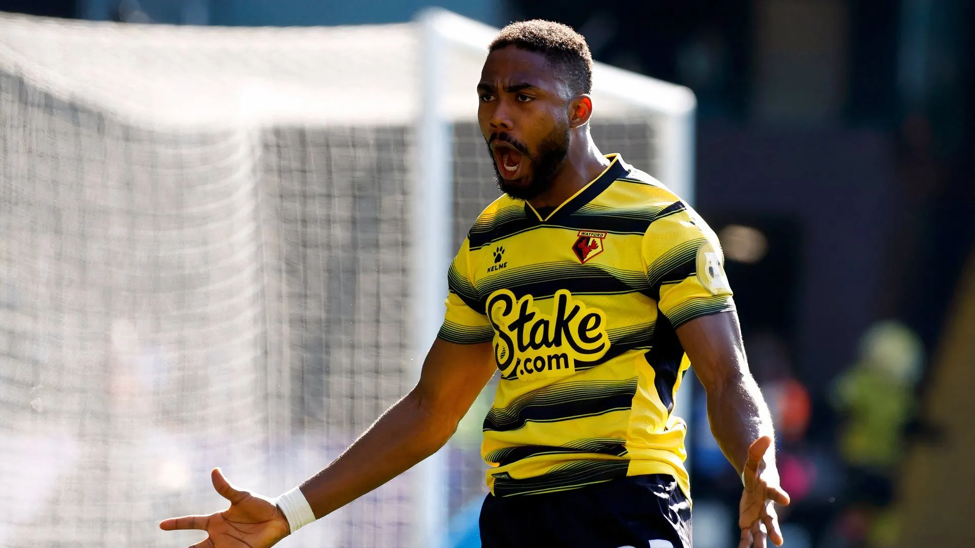 Emmanuel Dennis - tiền đạo người Nigeria từng có nhiều lần khoác áo Watford, đang tập luyện chờ cơ hội