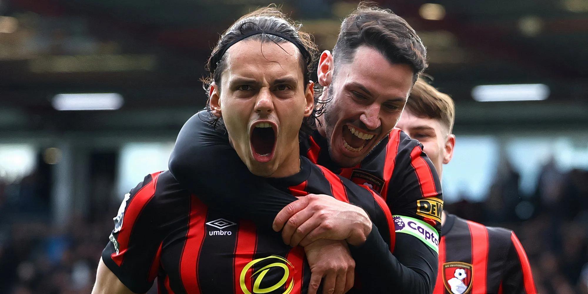 Enes Ünal của Bournemouth trong pha tranh chấp, đội hình đang chịu áp lực thẻ phạt