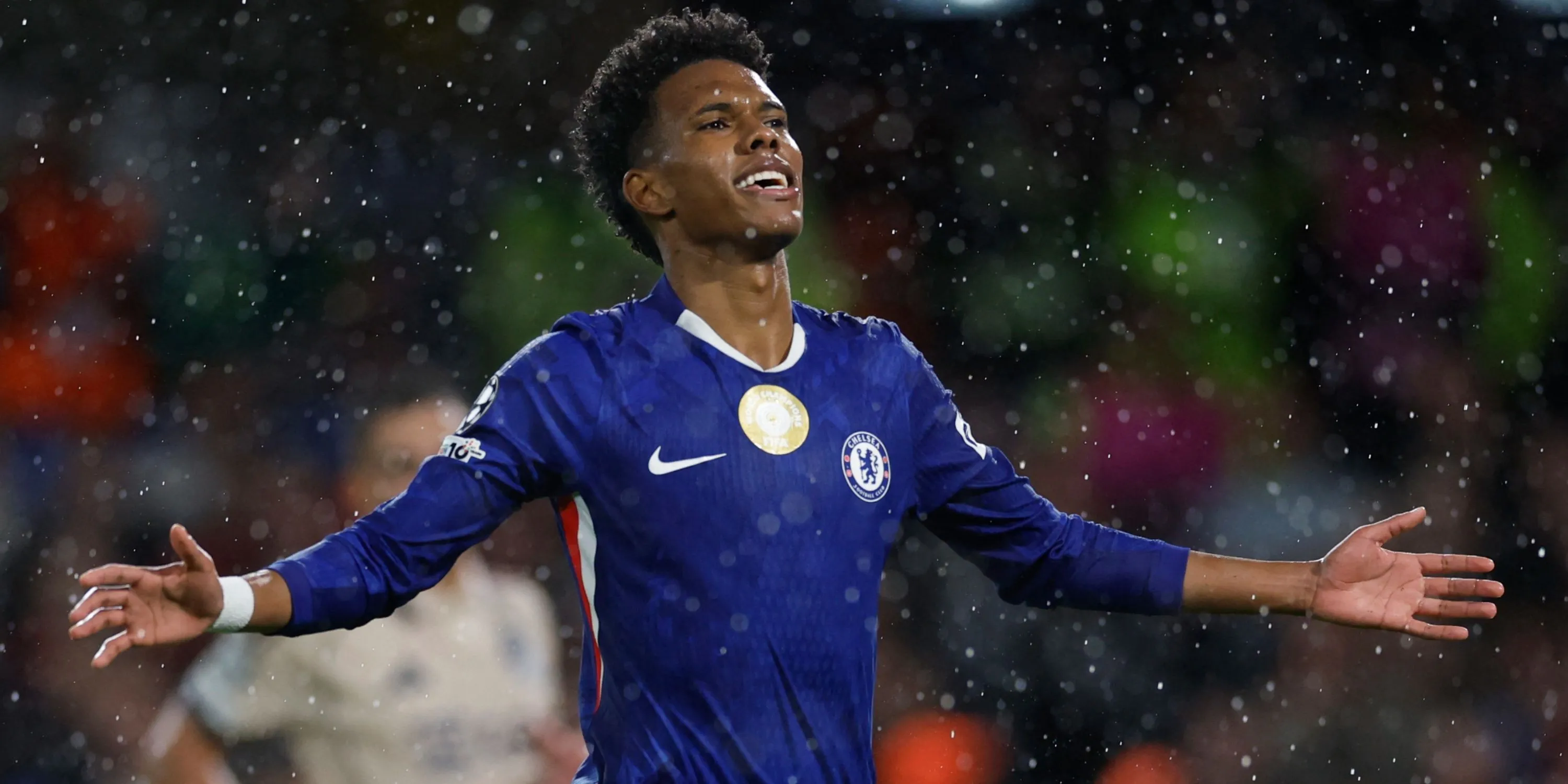 Estevao thực hiện quả penalty cho Chelsea trước Ajax