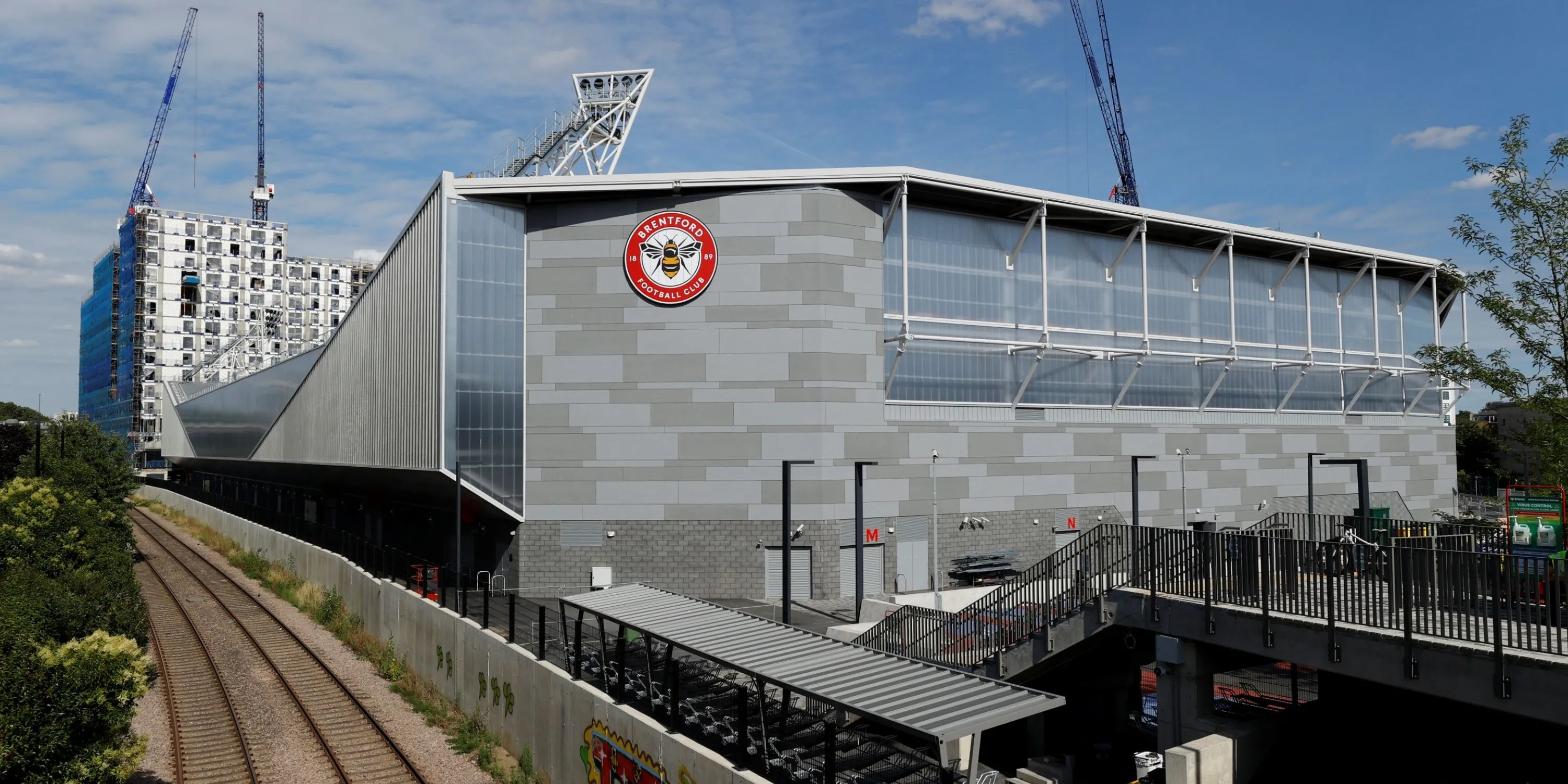 GTech Community Stadium – cảnh khán giả tụ họp cổ vũ Brentford