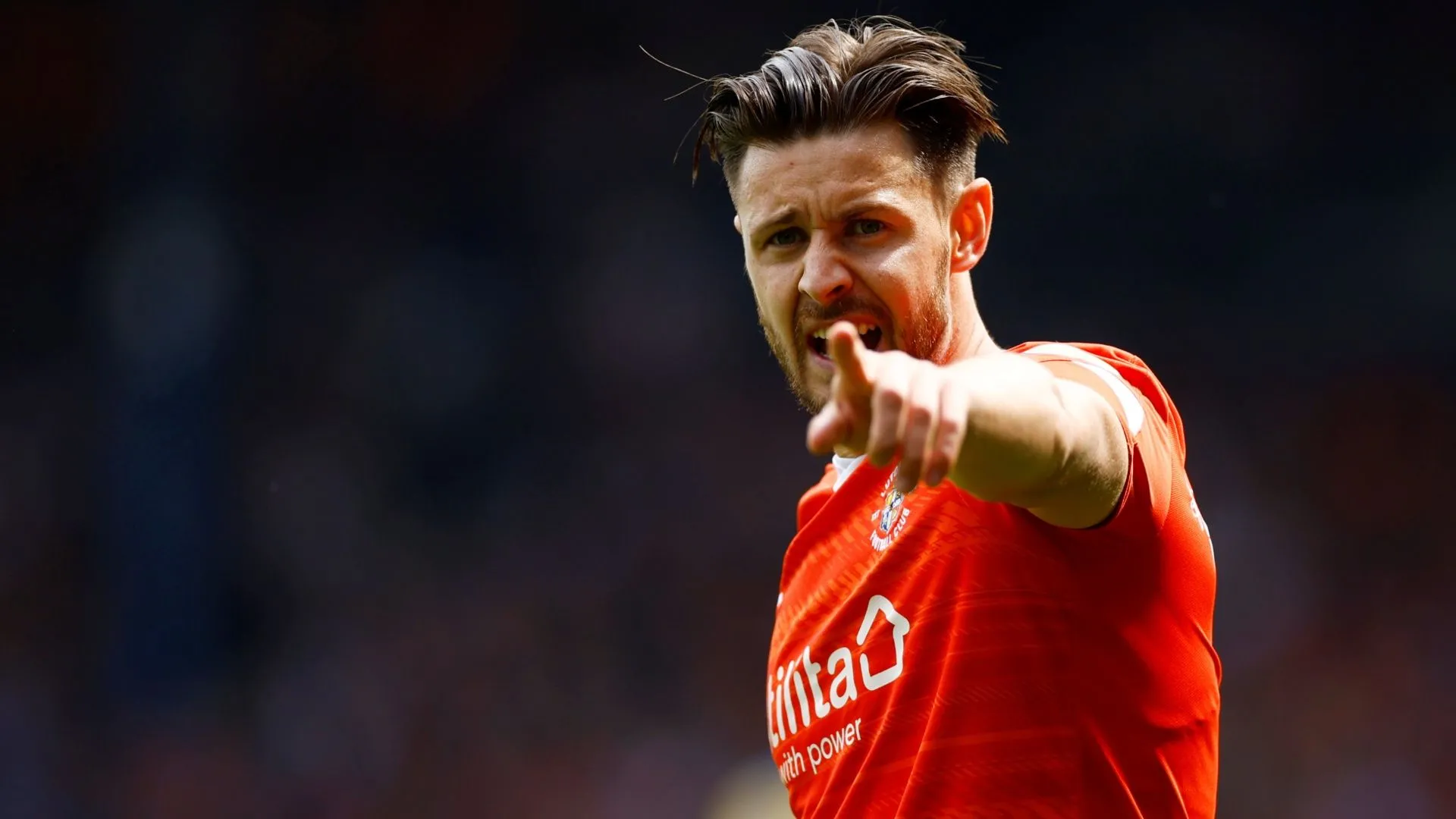 Harry Cornick ăn mừng trong màu áo Luton Town, hình ảnh minh chứng phong độ ổn định giai đoạn 2017-2022