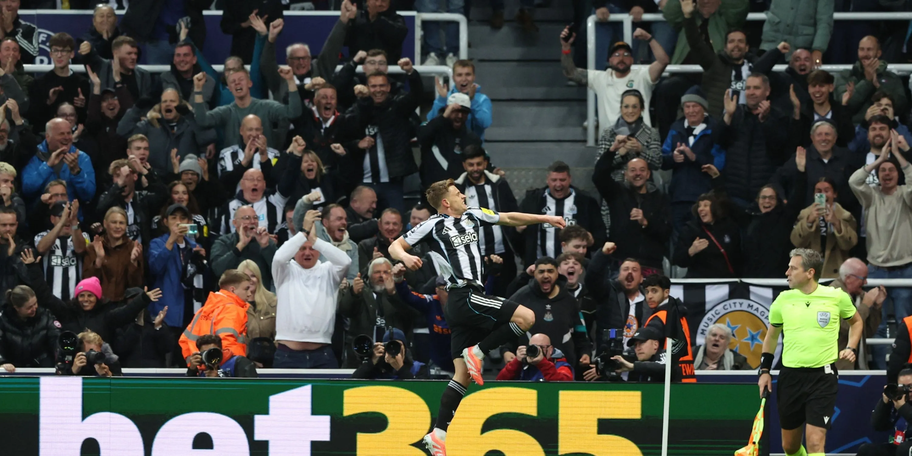 Harvey Barnes ăn mừng bàn thắng, biểu tượng hàng công Newcastle