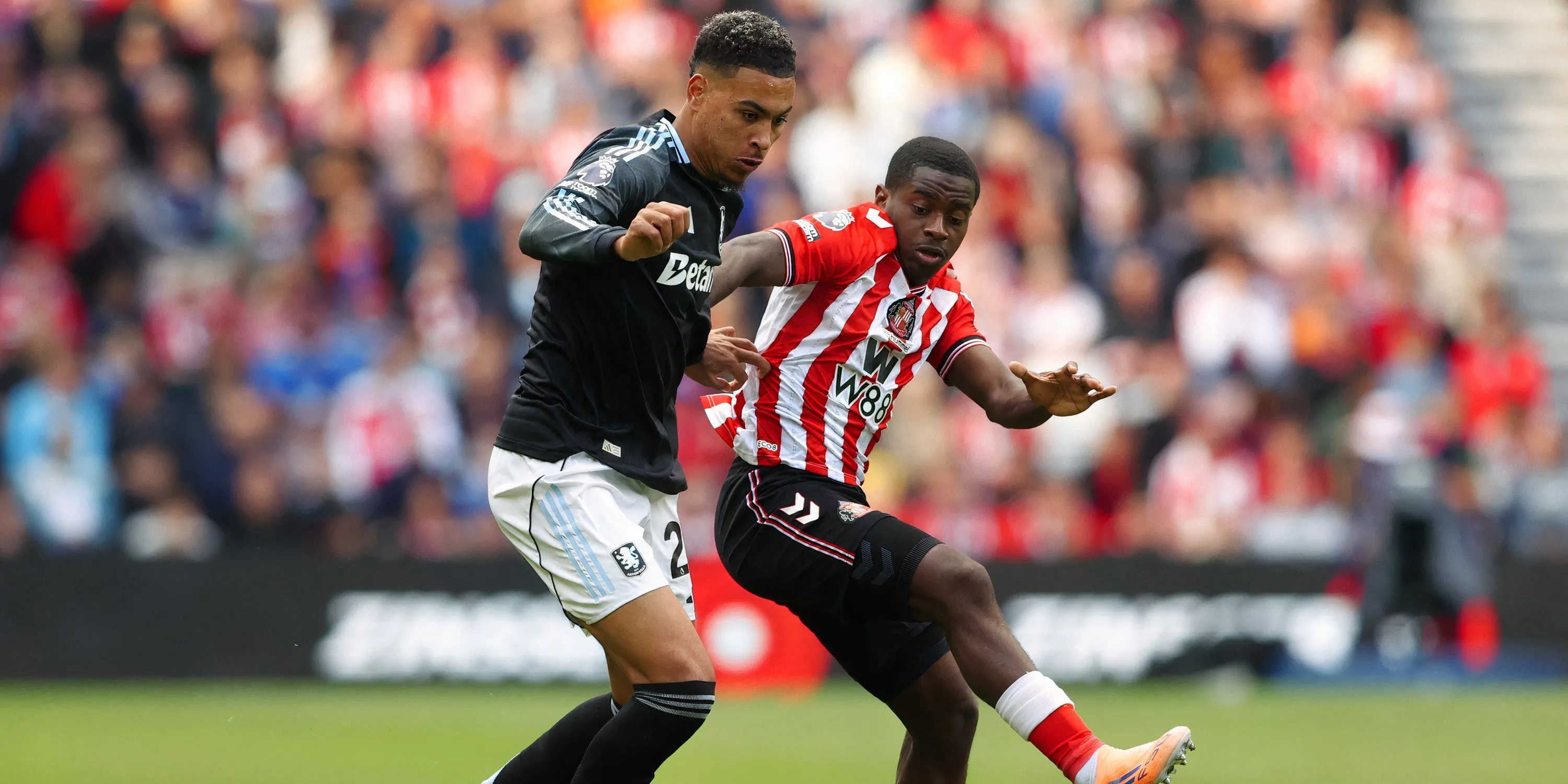 Hậu vệ Noah Sadiki của Sunderland trở lại sau chấn thương, đối mặt cạnh tranh vị trí