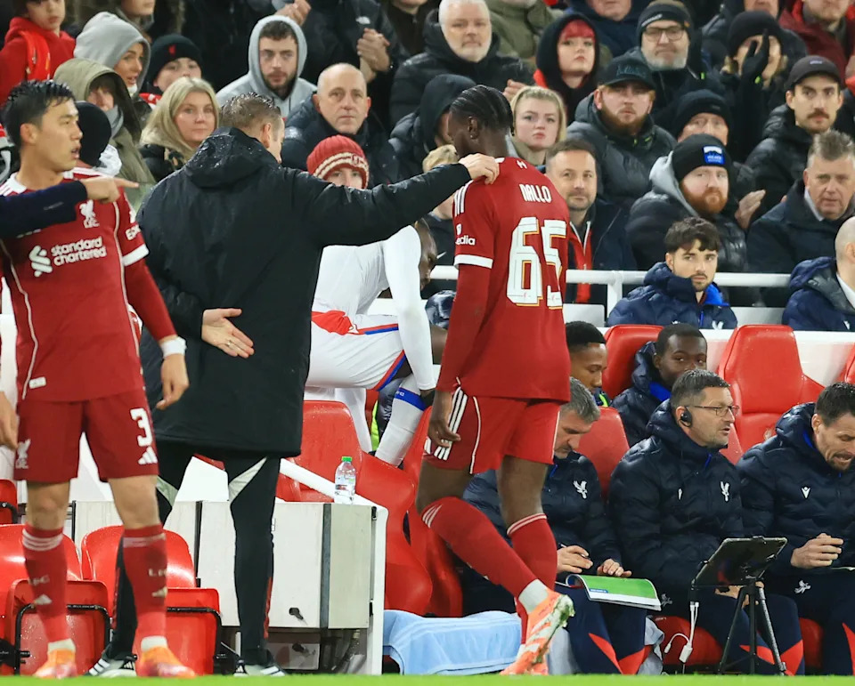 HLV Arne Slot lên tiếng về sự lựa chọn đội hình sau thất bại của Liverpool