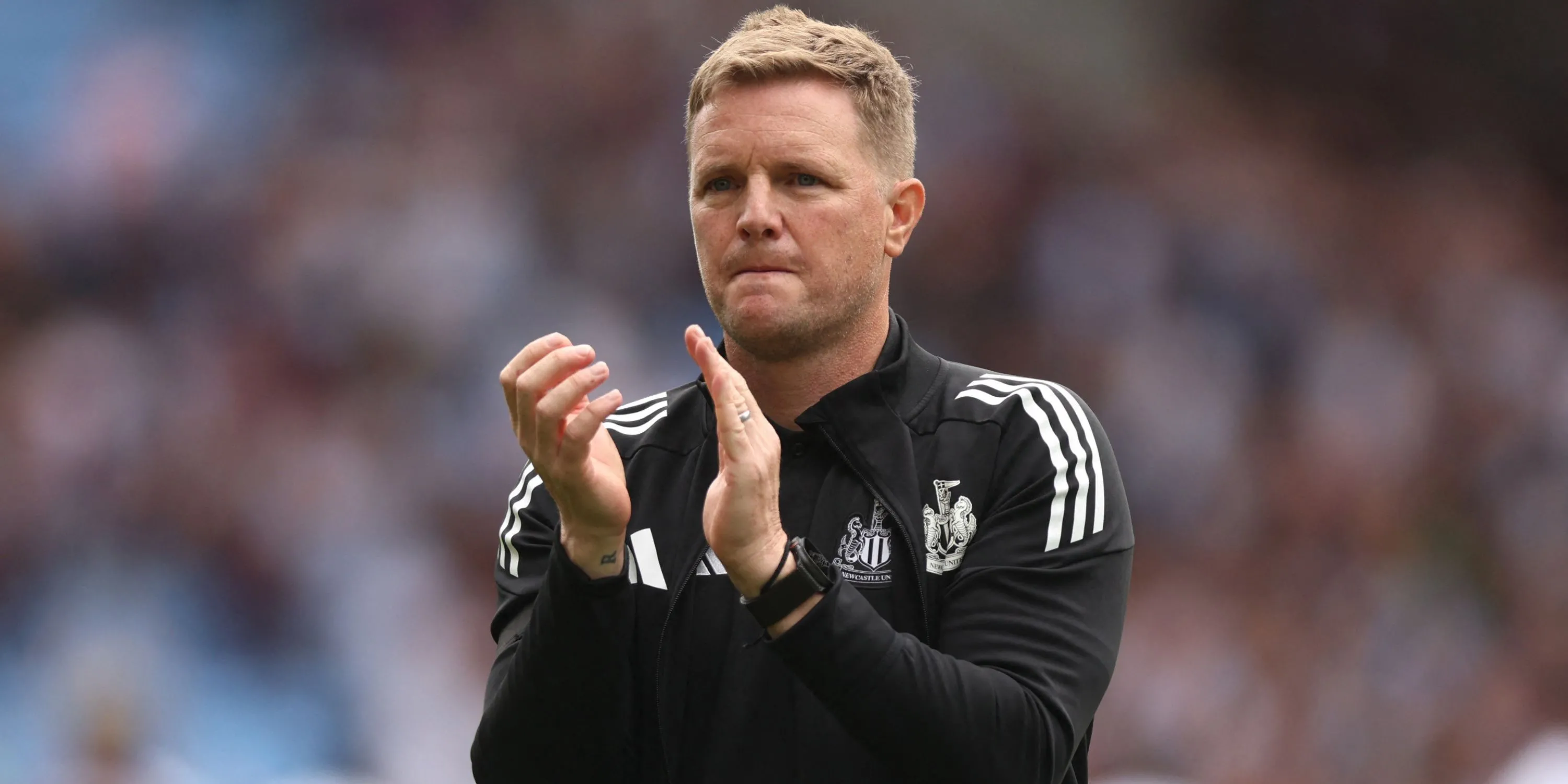 HLV Eddie Howe dẫn dắt Newcastle trên đường pitch