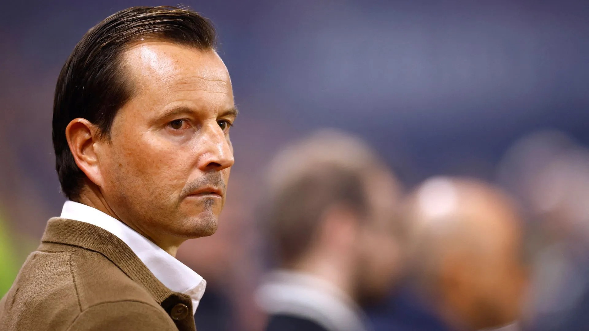 HLV Julien Stephan quan sát trận đấu, biểu tượng cho tham vọng mới của QPR dưới triều đại HLV trẻ