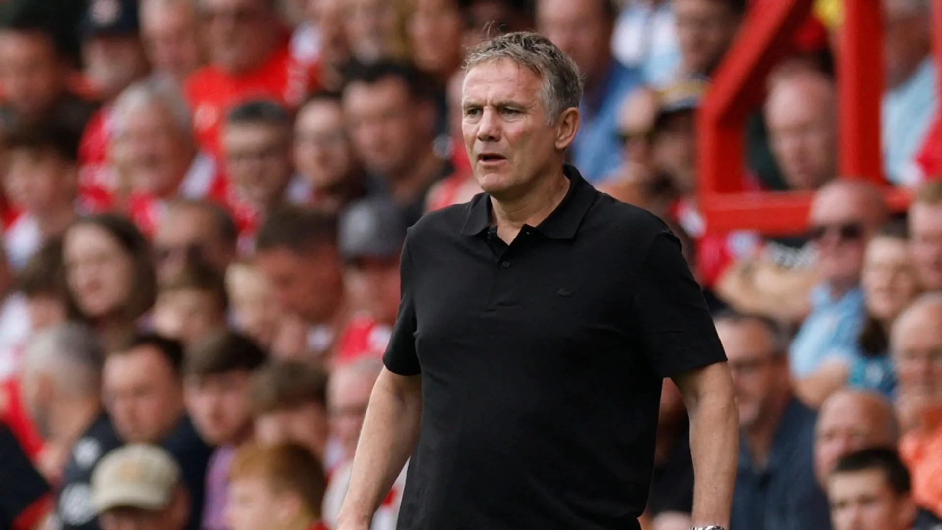 HLV Phil Parkinson và Josh Windass trong buổi tập chuẩn bị cho mùa giải Championship
