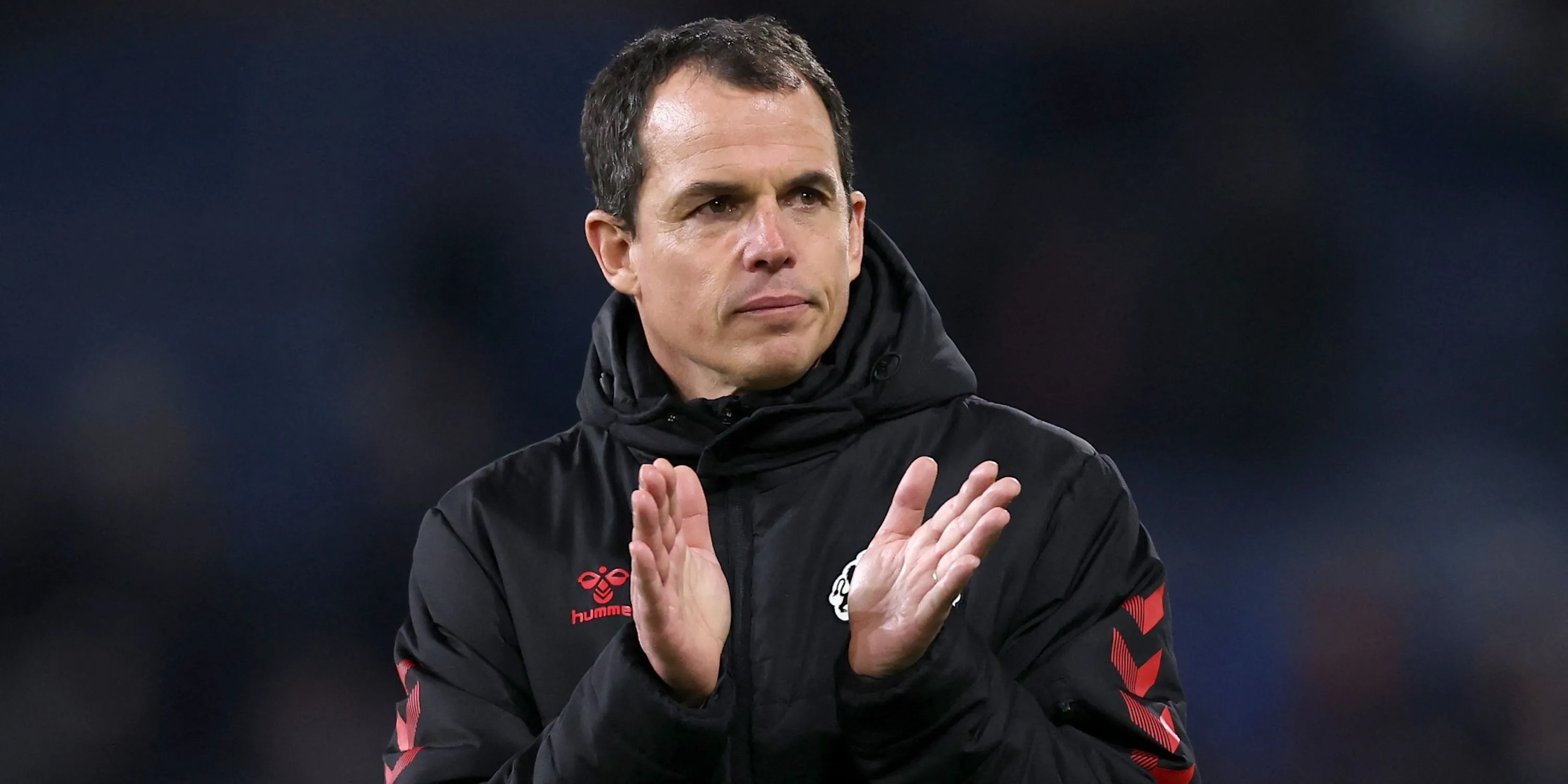 HLV Regis Le Bris vỗ tay khích lệ CĐV Sunderland trước chuyến làm khách Chelsea tại Stamford Bridge