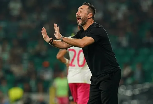 HLV Roberto De Zerbi chỉ đạo đội bóng Marseille trên sân Velodrome