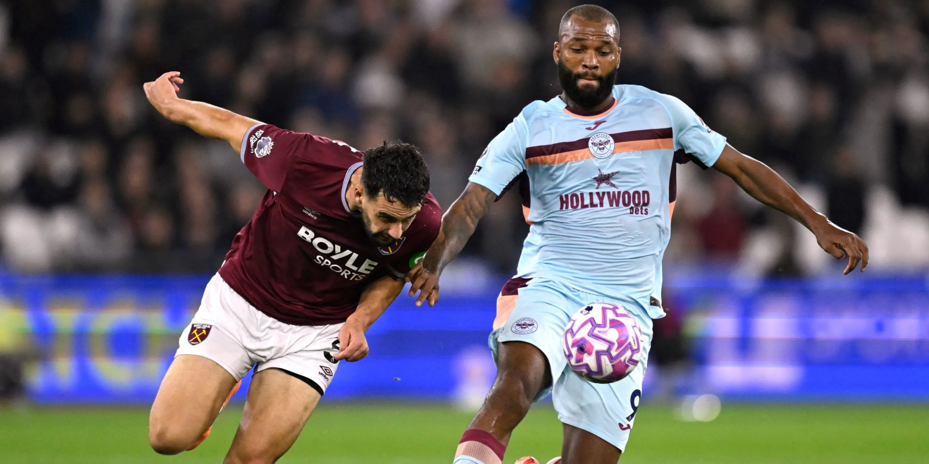 Igor Thiago của Brentford tranh chấp với Max Kilman của West Ham trong trận đấu tại London Stadium