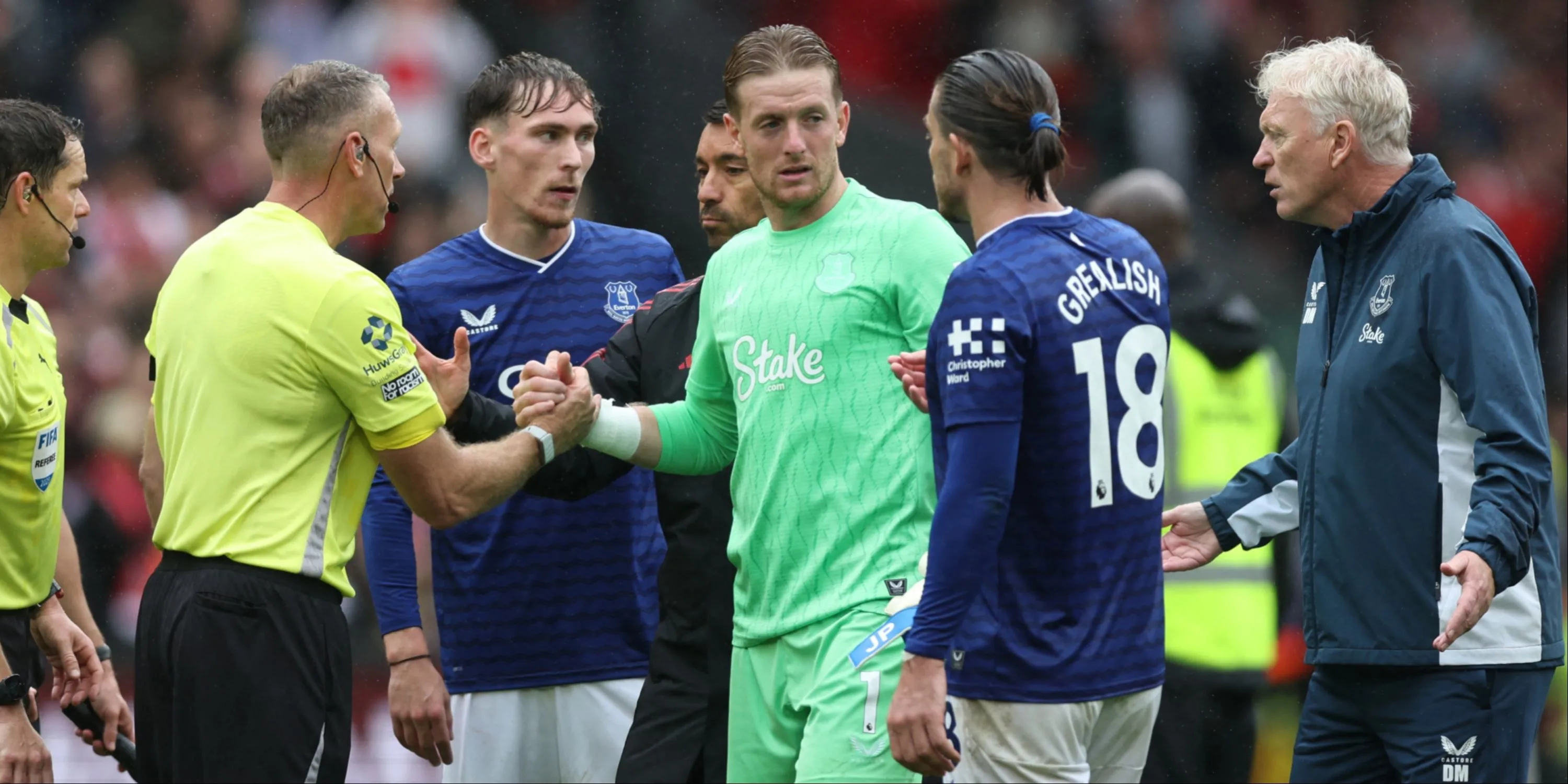 Jack Grealish và các cầu thủ Everton trong khoảnh khắc căng thẳng mùa giải