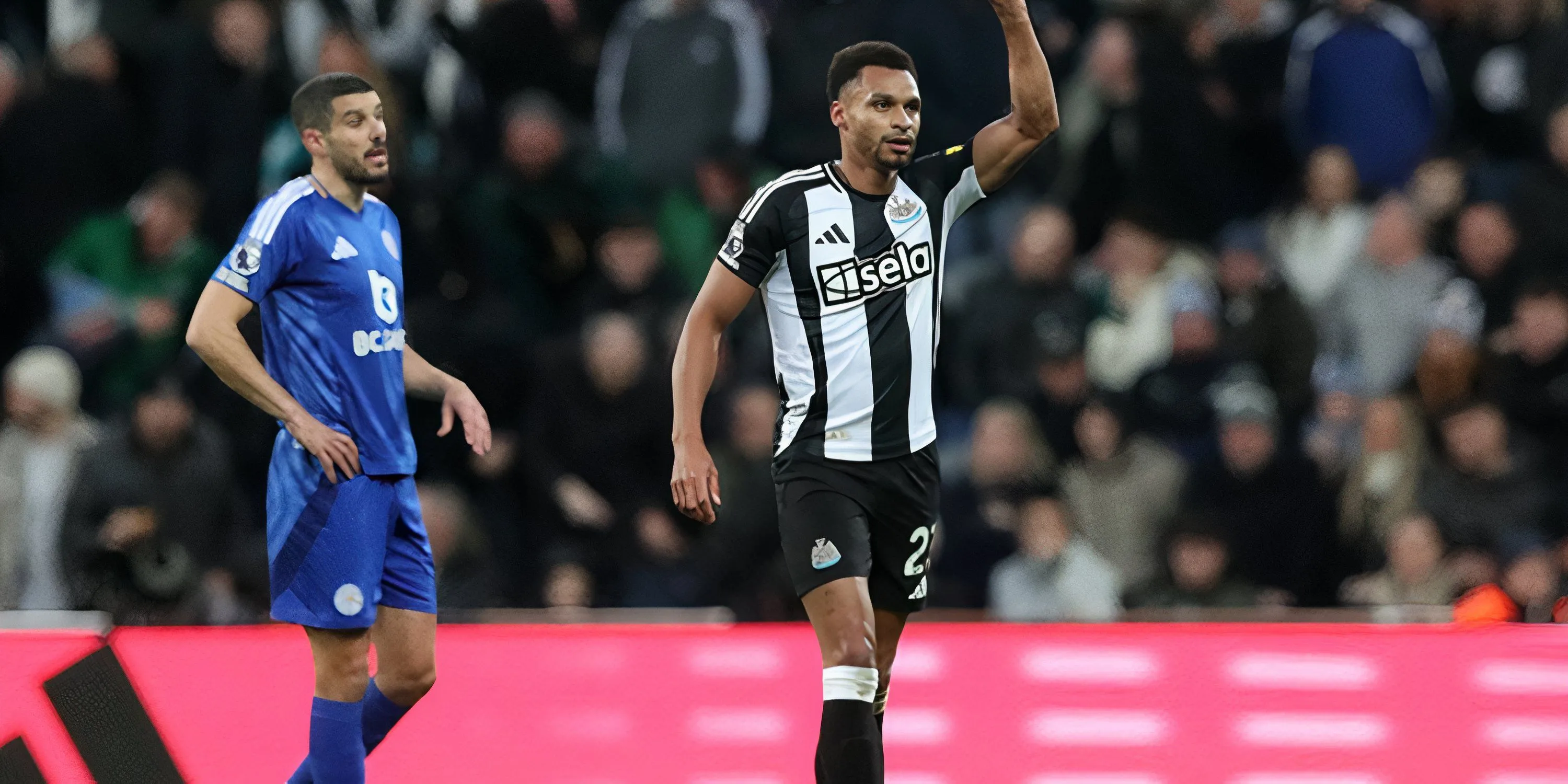 Jacob Murphy trong màu áo Newcastle, chuẩn bị chuyền bóng