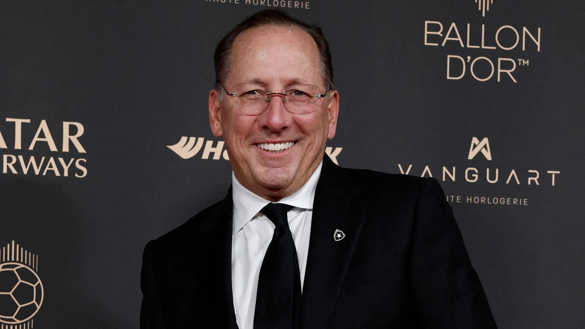 John Textor trong tin đồn chuyển nhượng, hình ảnh minh họa sự quan tâm của tỷ phú tới bóng đá Anh