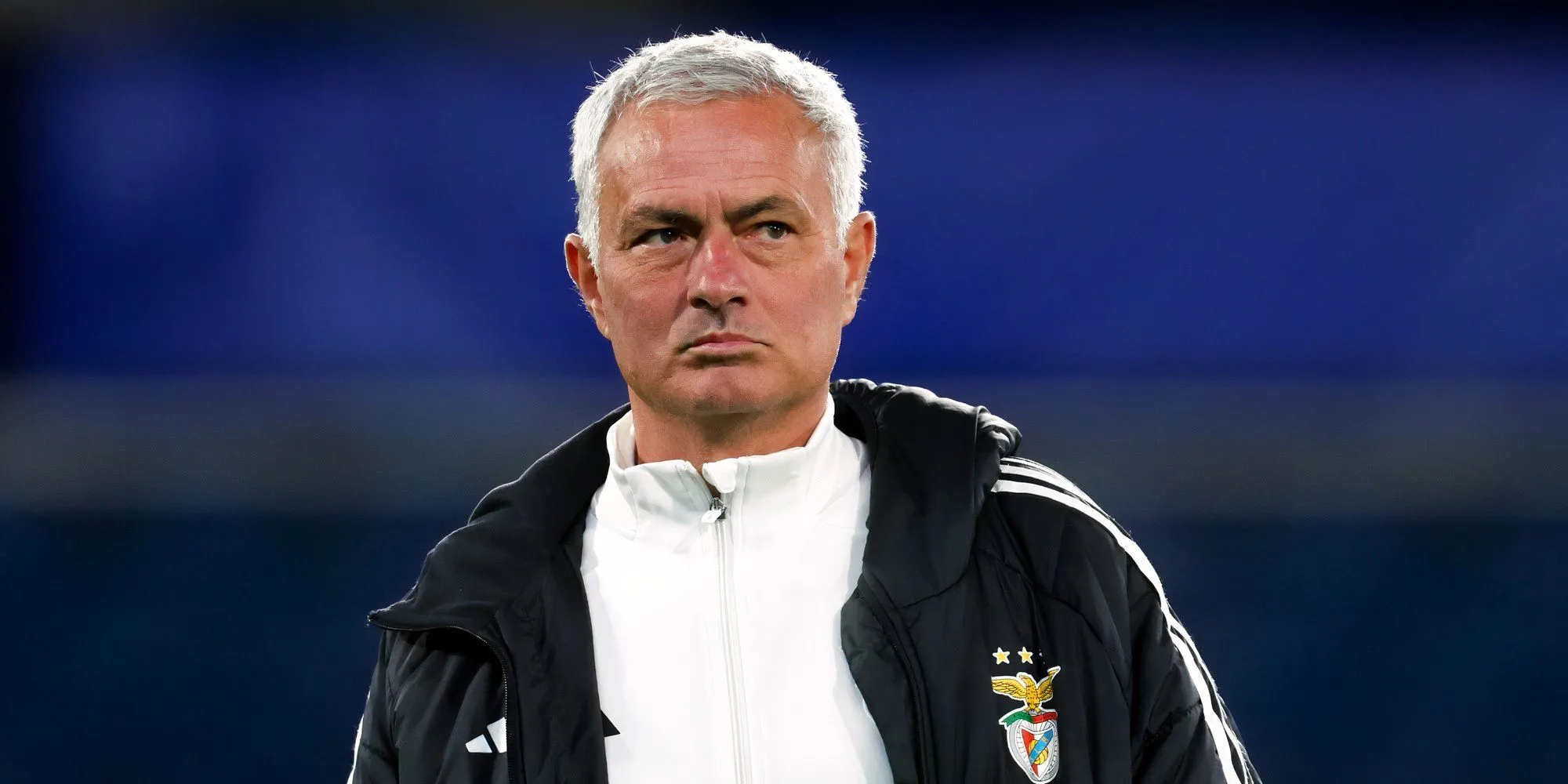 Jose Mourinho quan sát trước trận đấu, Benfica chuẩn bị với đội hình gần như mạnh nhất cho chuyến hành quân đến St James' Park