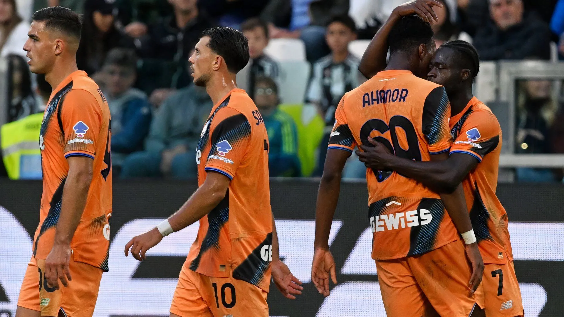 Kamaldeen Sulemana ăn mừng bàn thắng cho Atalanta trong trận gặp Juventus, minh hoạ khởi sắc ở Serie A