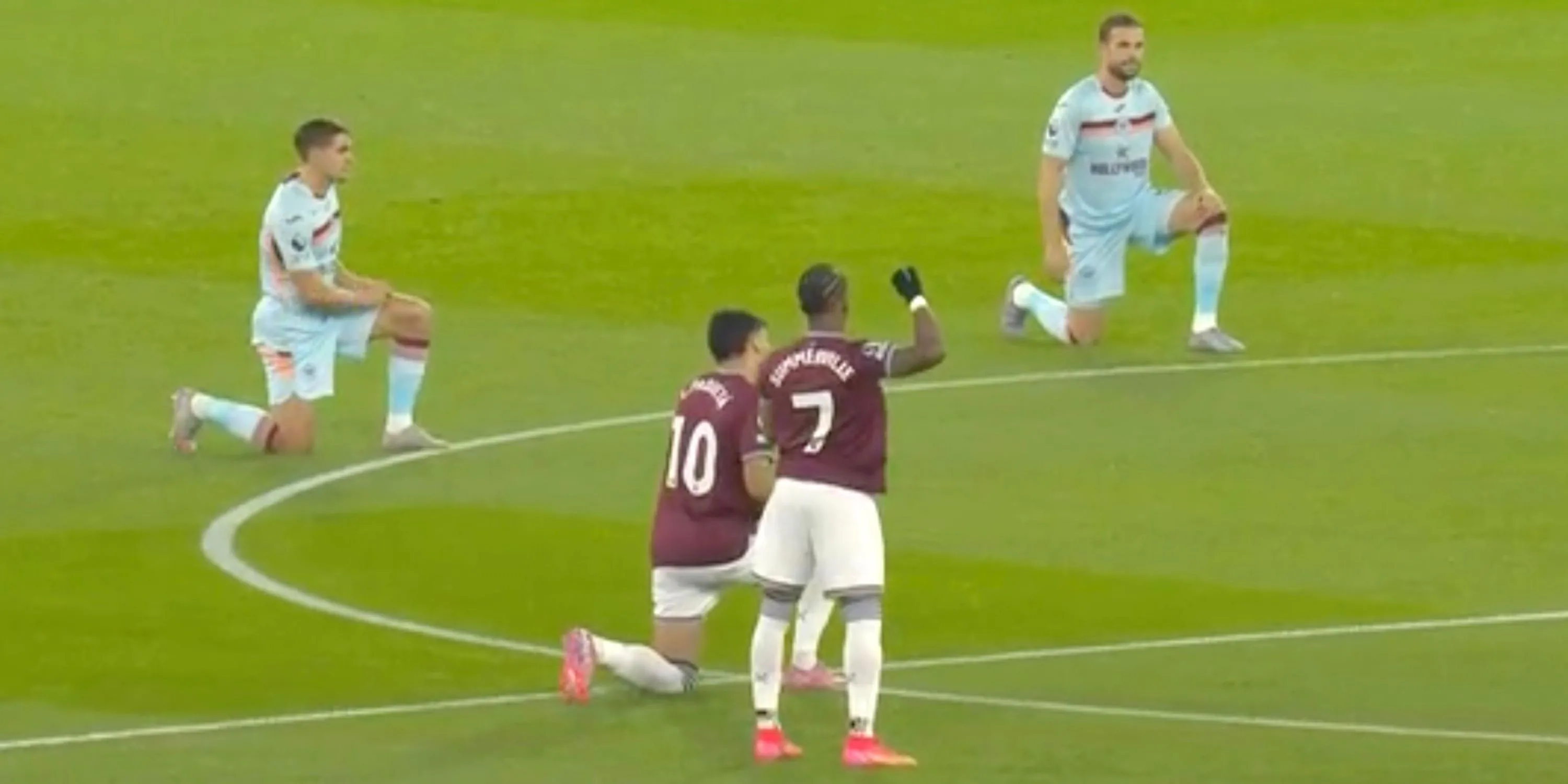 Khoảnh khắc trước trận: các cầu thủ thực hiện nghi thức No Room For Racism trên sân nhiều cung bậc cảm xúc