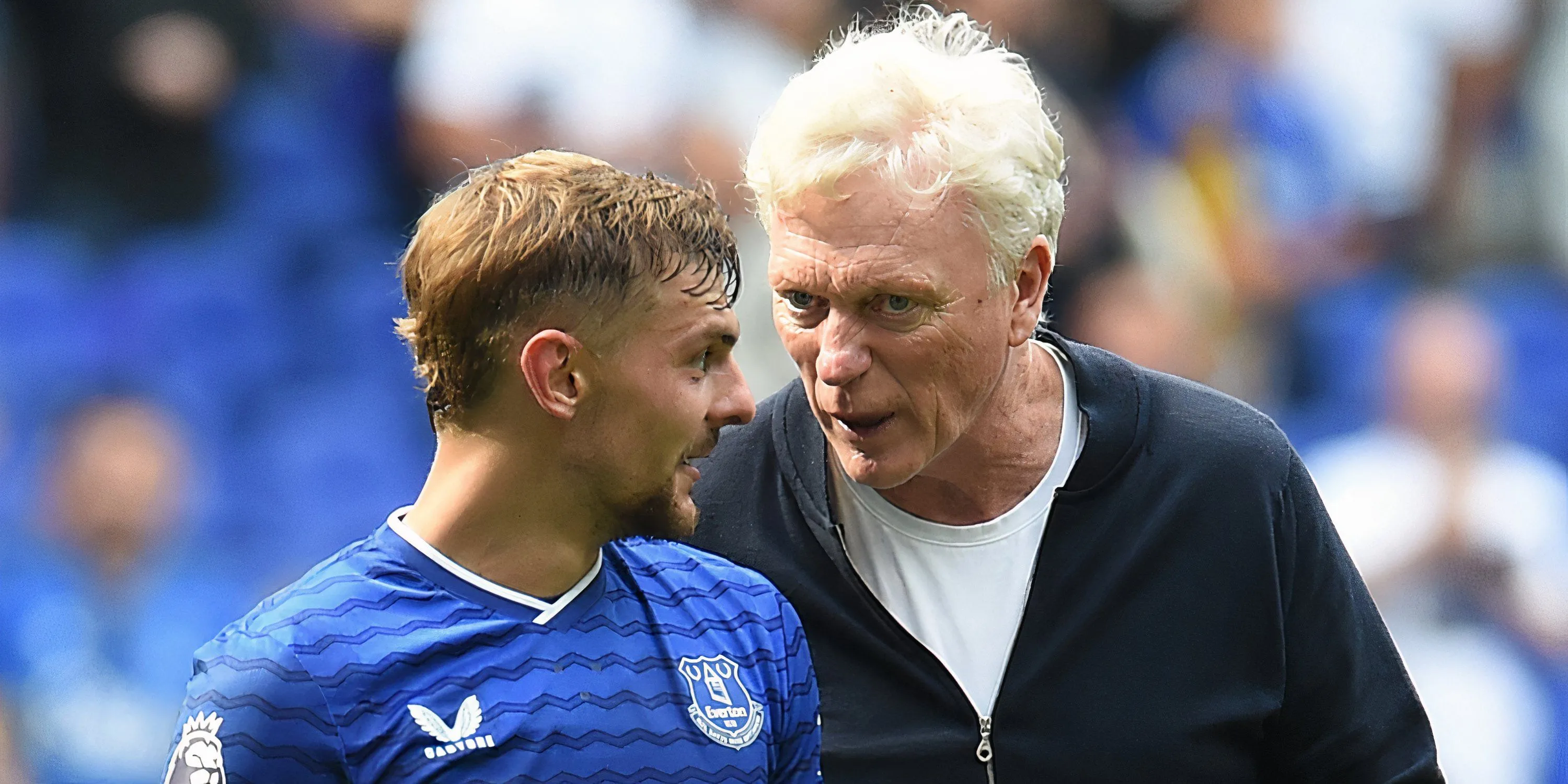 Kiernan Dewsbury-Hall thực hiện đường chuyền quyết định trong một trận đấu của Everton