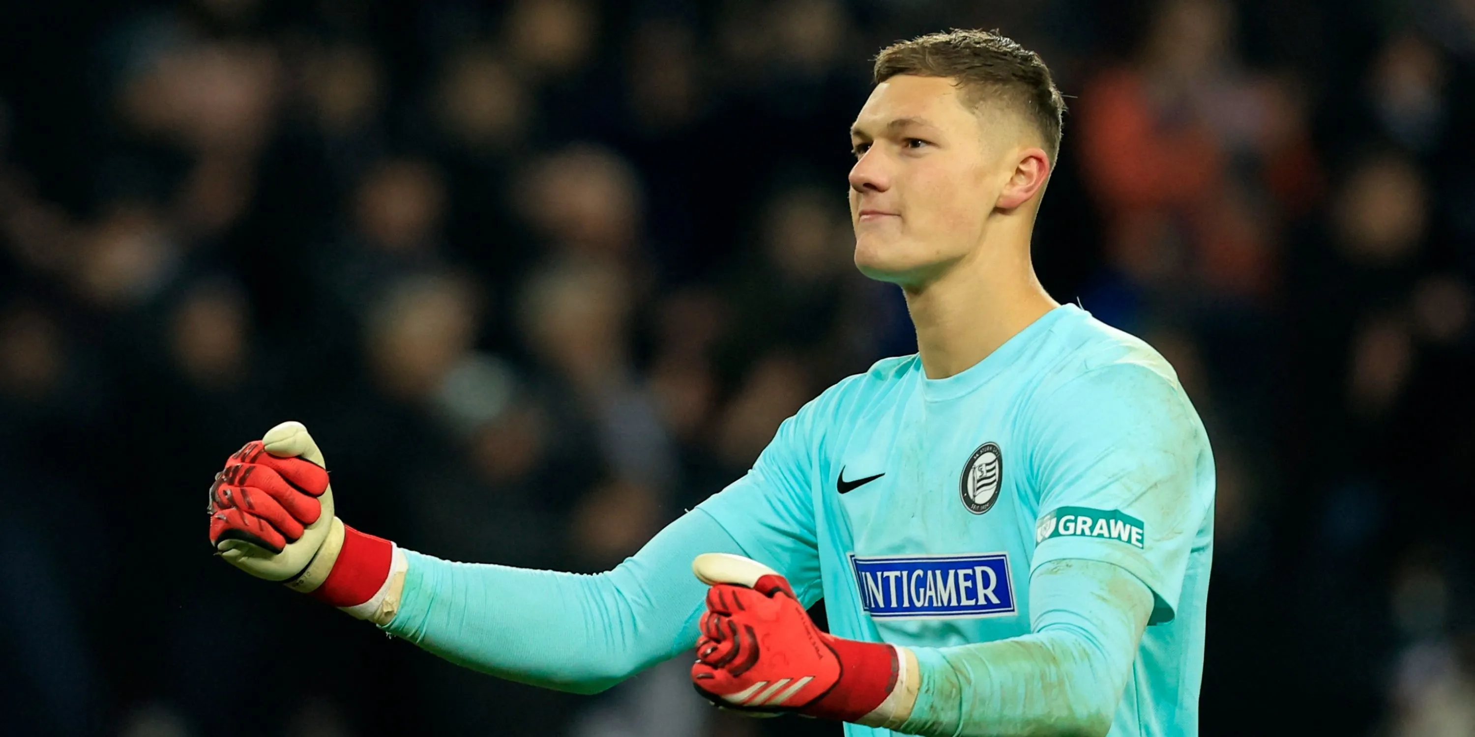 Kjell Scherpen tại Sturm Graz — thủ môn cao 2,06m thi đấu ở châu Âu