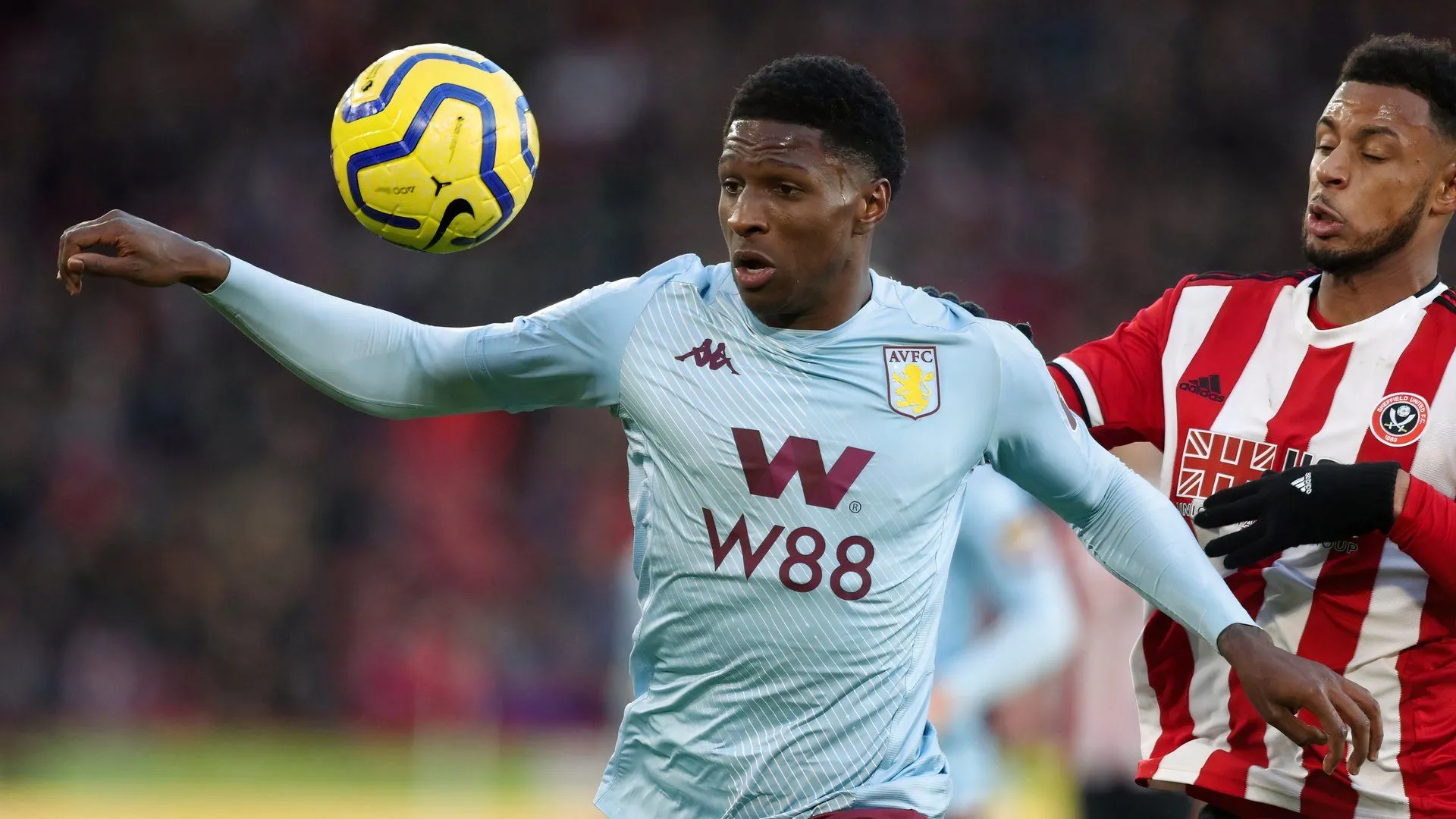 Kortney Hause - trung vệ từng khoác áo Wolves và Aston Villa, đối mặt với chấn thương đầu gối