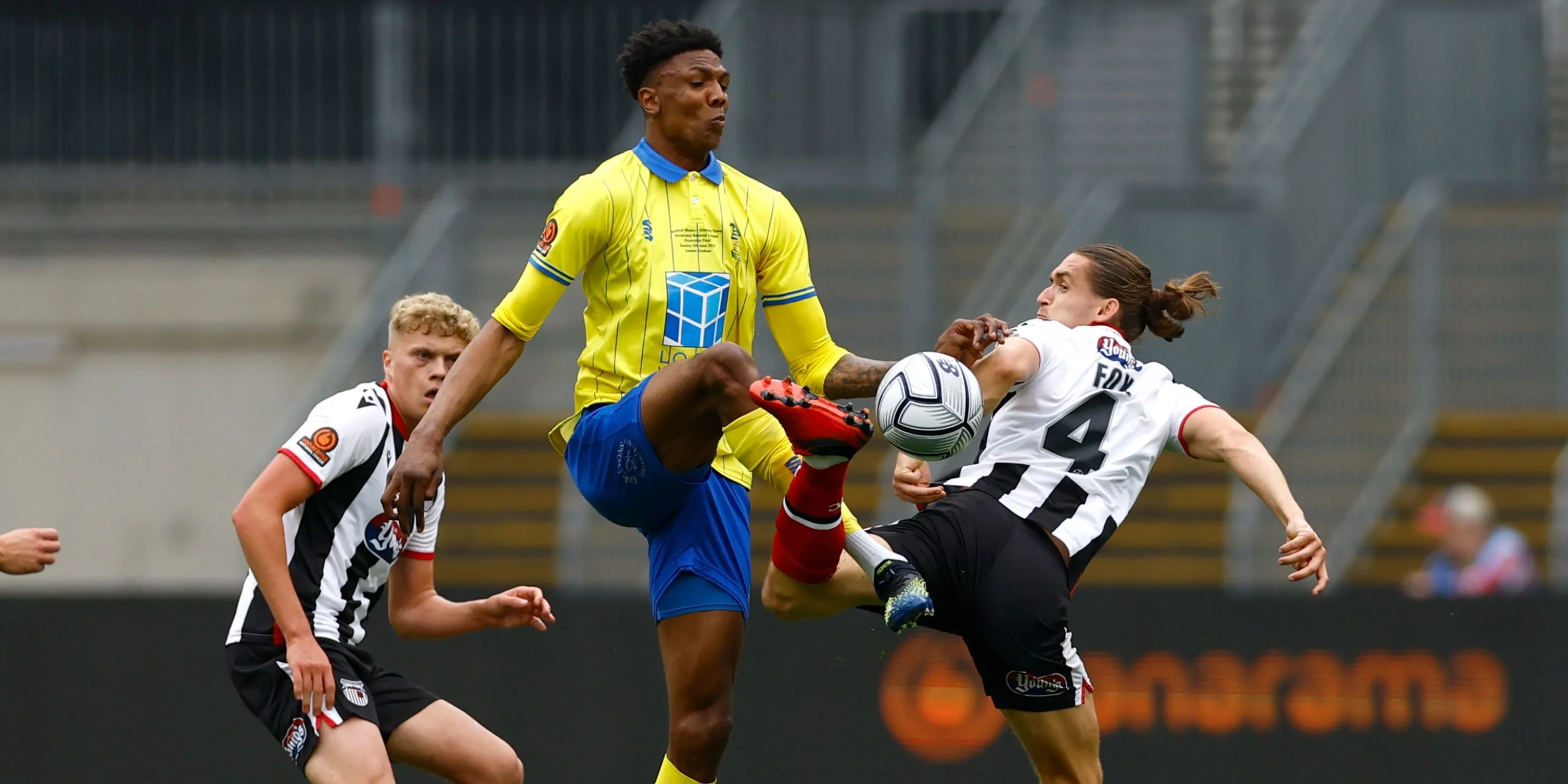 Kyle Hudlin — tiền đạo Anh cao 2,06m từng chơi cho Solihull Moors và Newport County