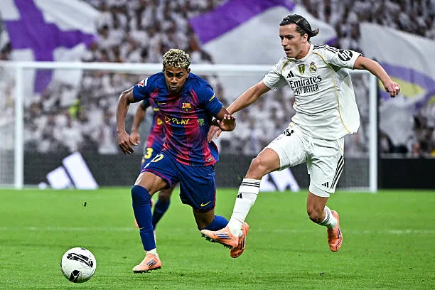 Lamine Yamal tập hồi phục với biểu cảm nghiêm túc, chấn thương hạn chế phong độ nhưng không làm mất đi quyết tâm của anh.