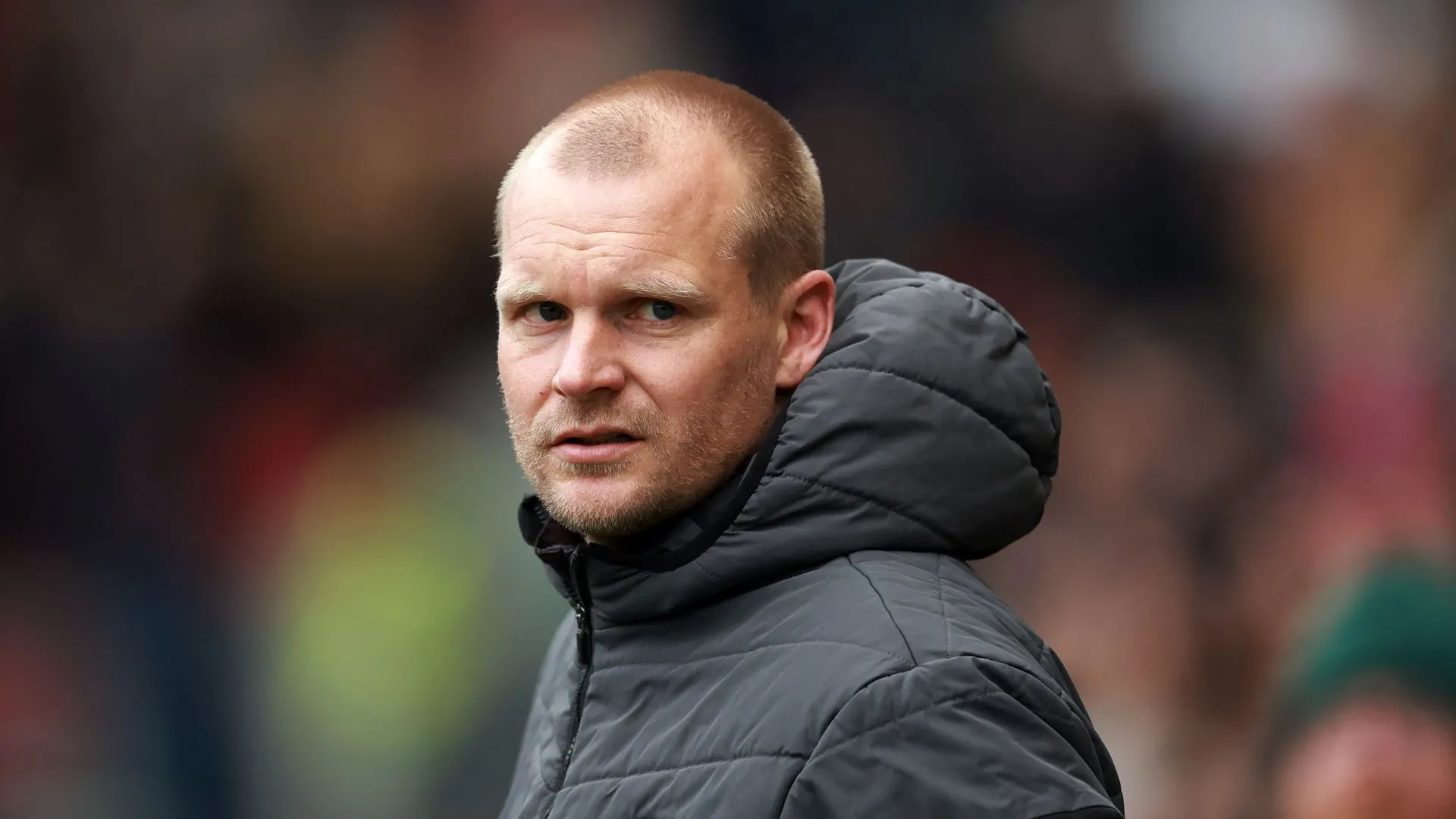 Liam Manning áp lực trên đường biên tại Carrow Road, hình ảnh mô tả HLV Norwich giữa thời khủng hoảng phong độ