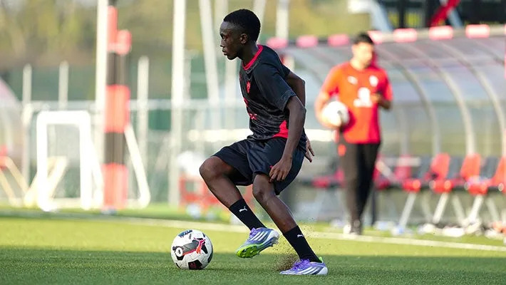 Lịch Trình Cuối Tuần: Nhiều Trận Đấu Tại Nhà