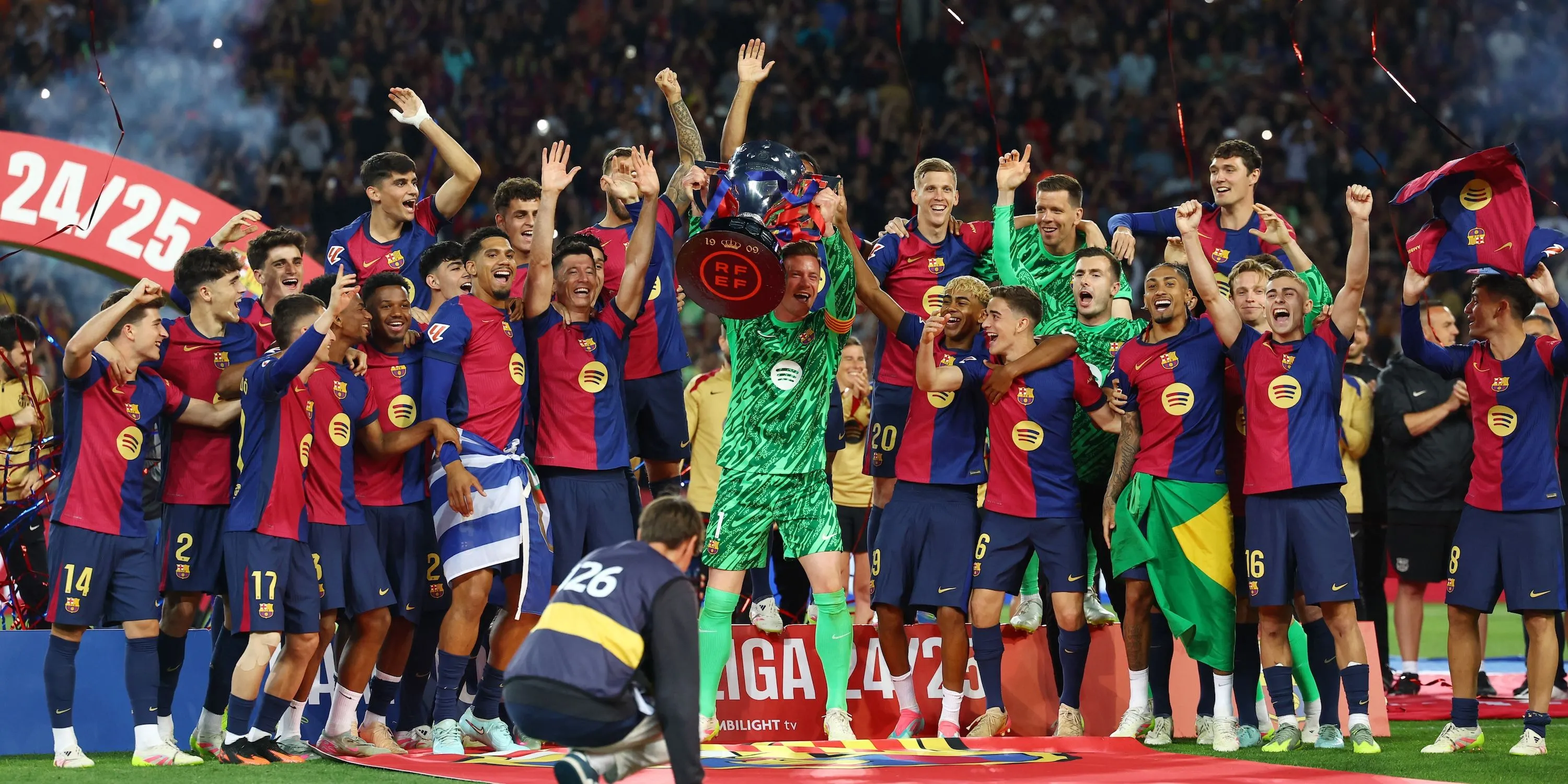 Marc-André ter Stegen nâng cúp LaLiga cùng Barcelona, mục tiêu được đề nghị cho các CLB Anh