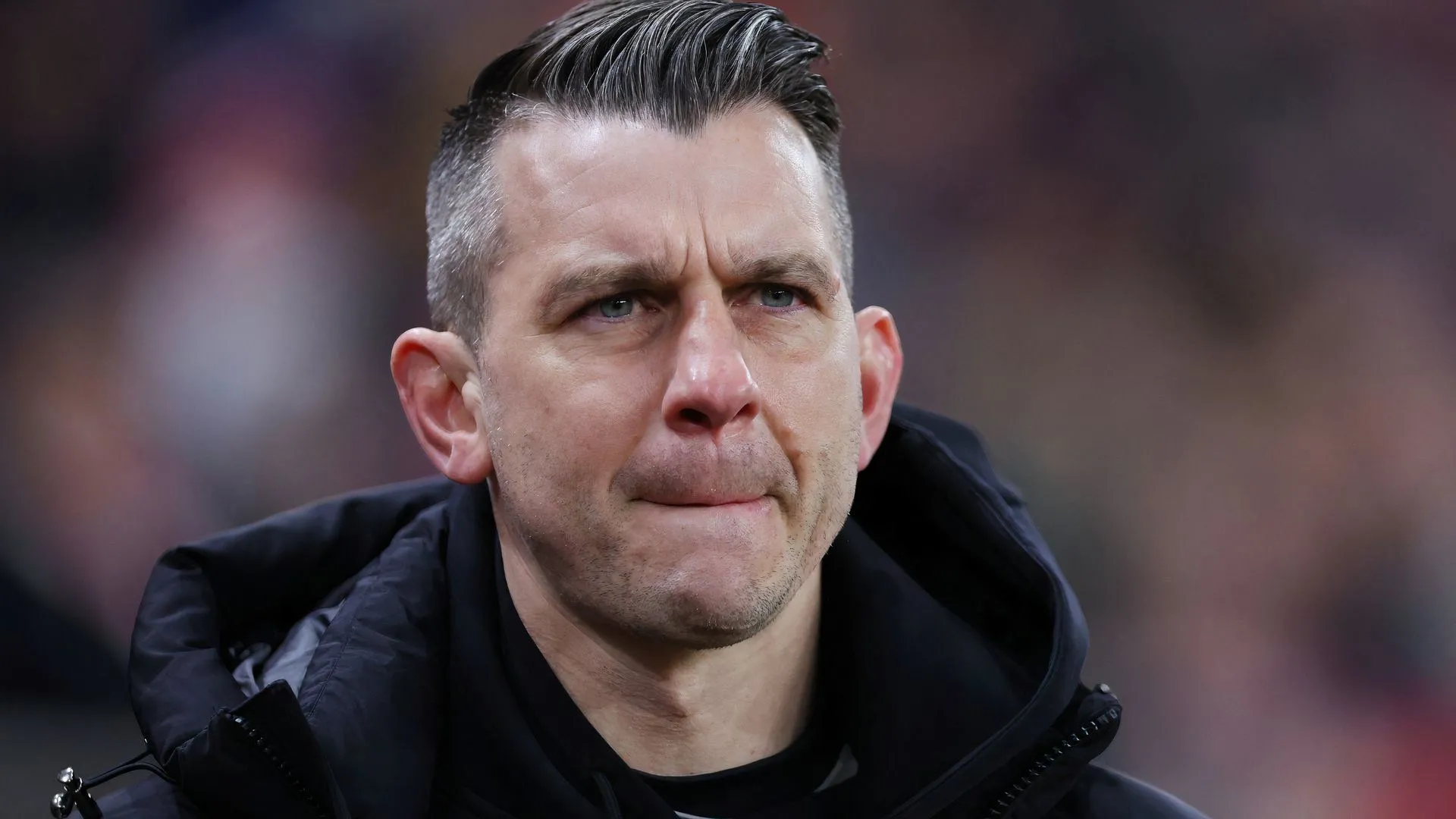 Matt Bloomfield khi còn dẫn dắt Luton Town trên sân Kenilworth Road, hình ảnh huấn luyện trong trận đấu League One