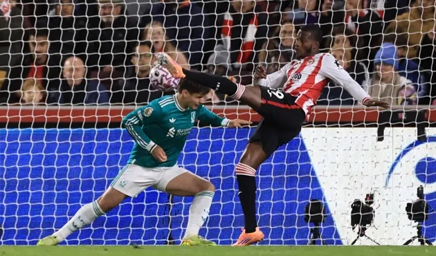 Michael Kayode thực hiện ném biên dài tạo pha bóng dẫn đến bàn thắng giúp Brentford hạ Liverpool