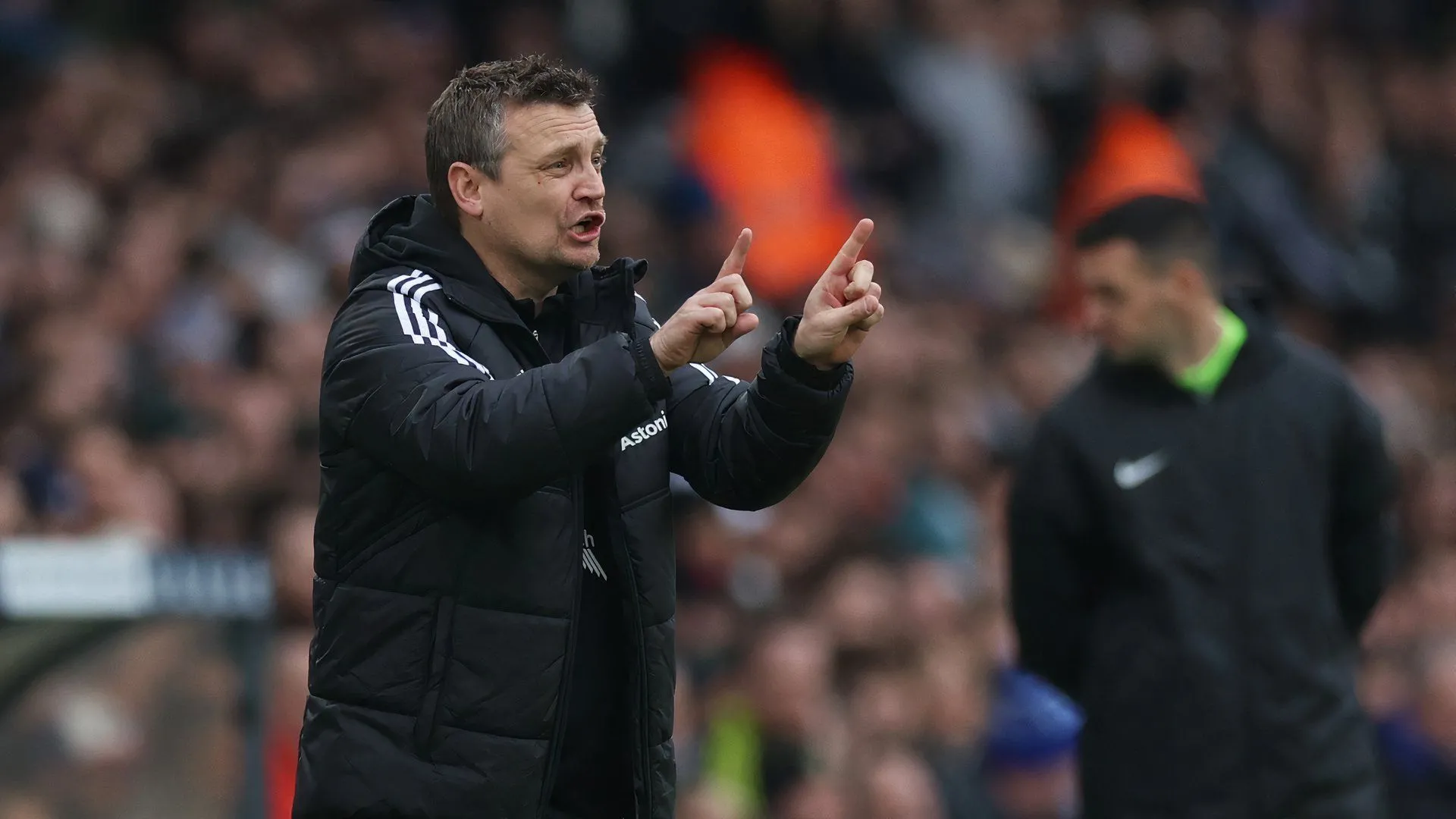 Michael Skubala trao đổi chiến thuật, Lincoln City nhòm ngó Bobby Wales cho mượn mùa Đông