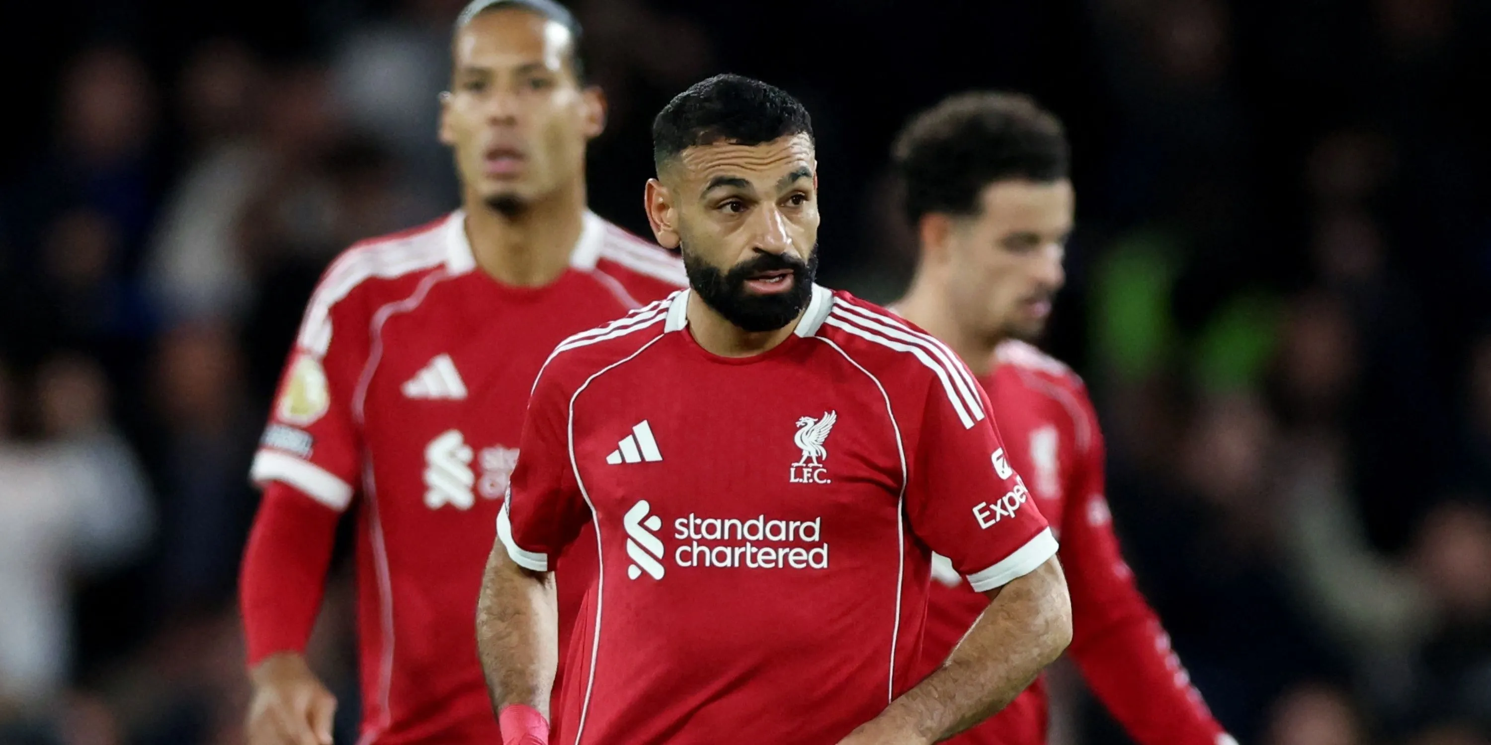 Mohamed Salah trong màu áo Liverpool, biểu cảm căng thẳng phản ánh áp lực và sự kỳ vọng từ CĐV
